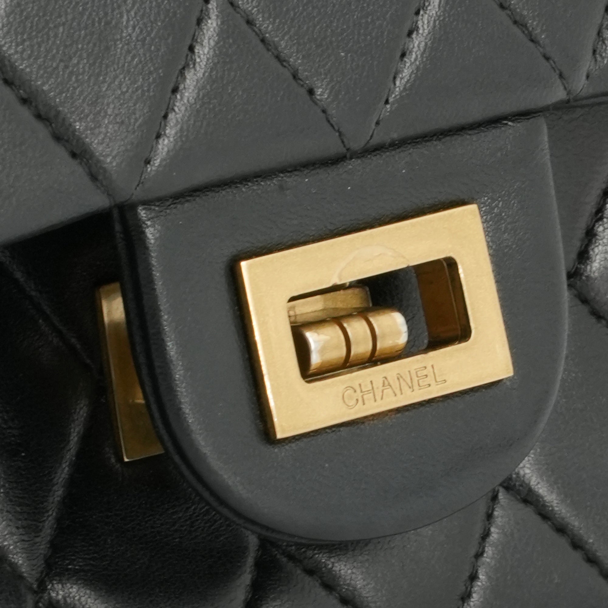 CHANEL - Sac à bandoulière 2.55 Chanel en cuir matelassé noir vintage