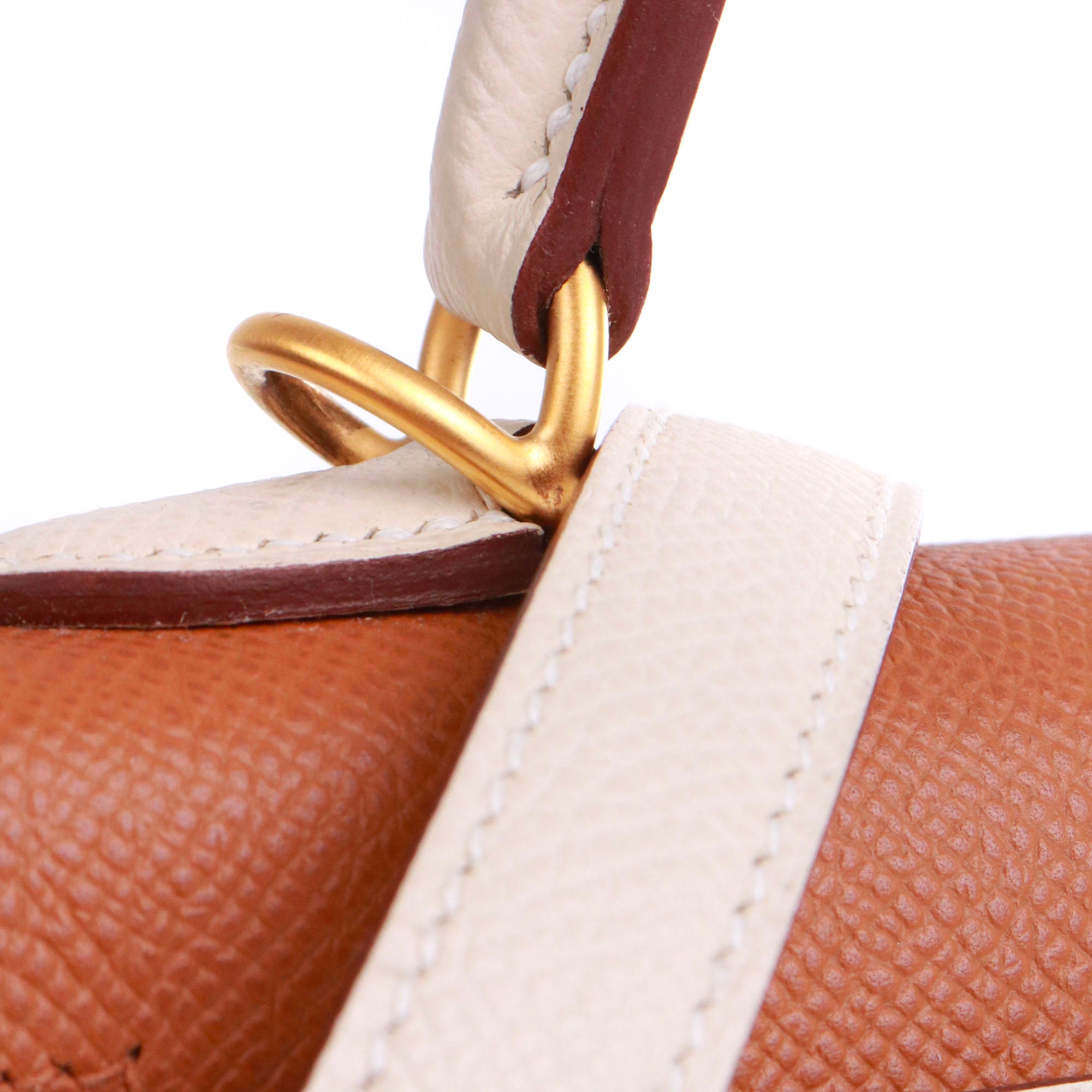 HERMÈS - Sac à main Kelly 25 Hermès bicolore en cuir epsom gold et craie