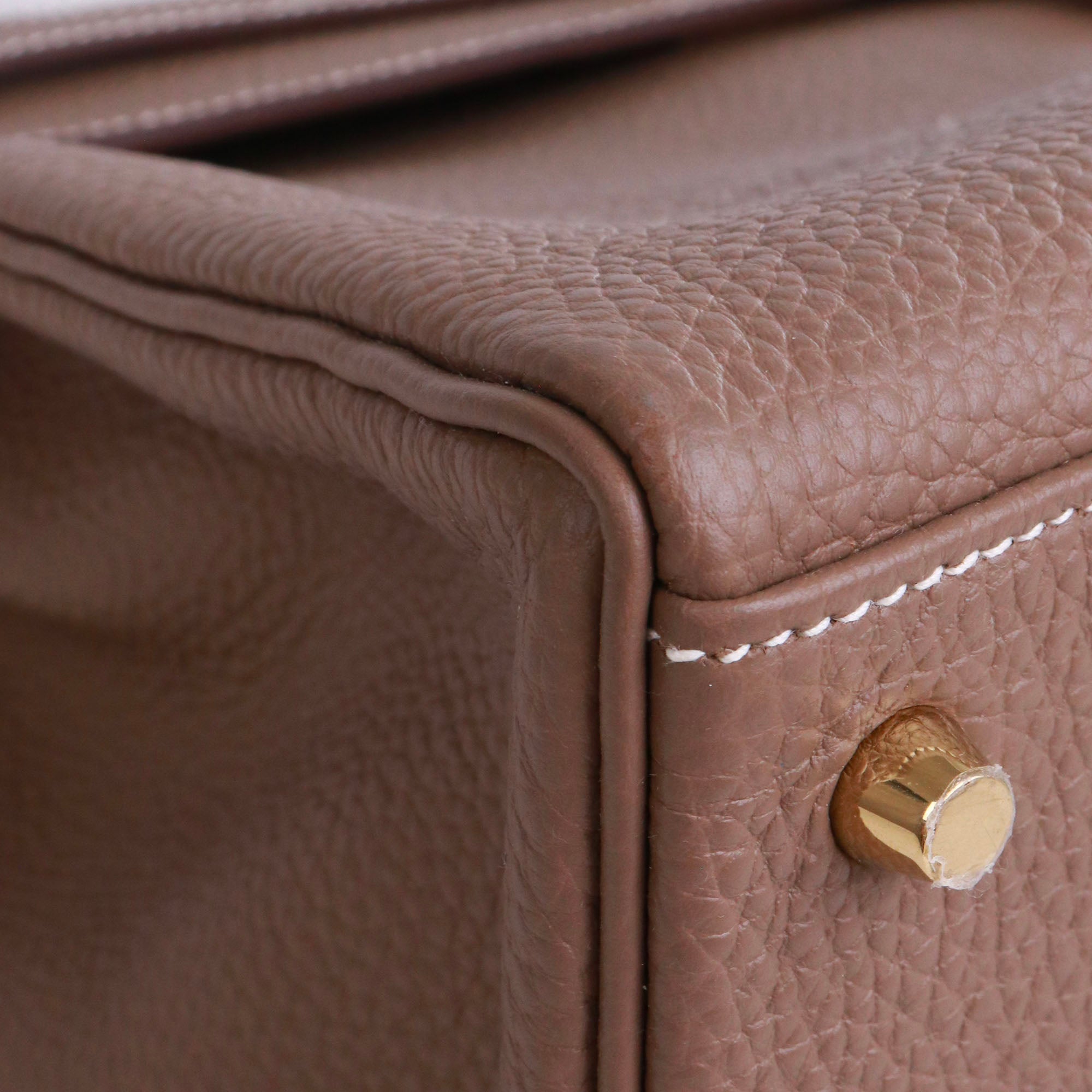 HERMÈS - Sac à main Kelly 32 Hermès en cuir togo étoupe retourné