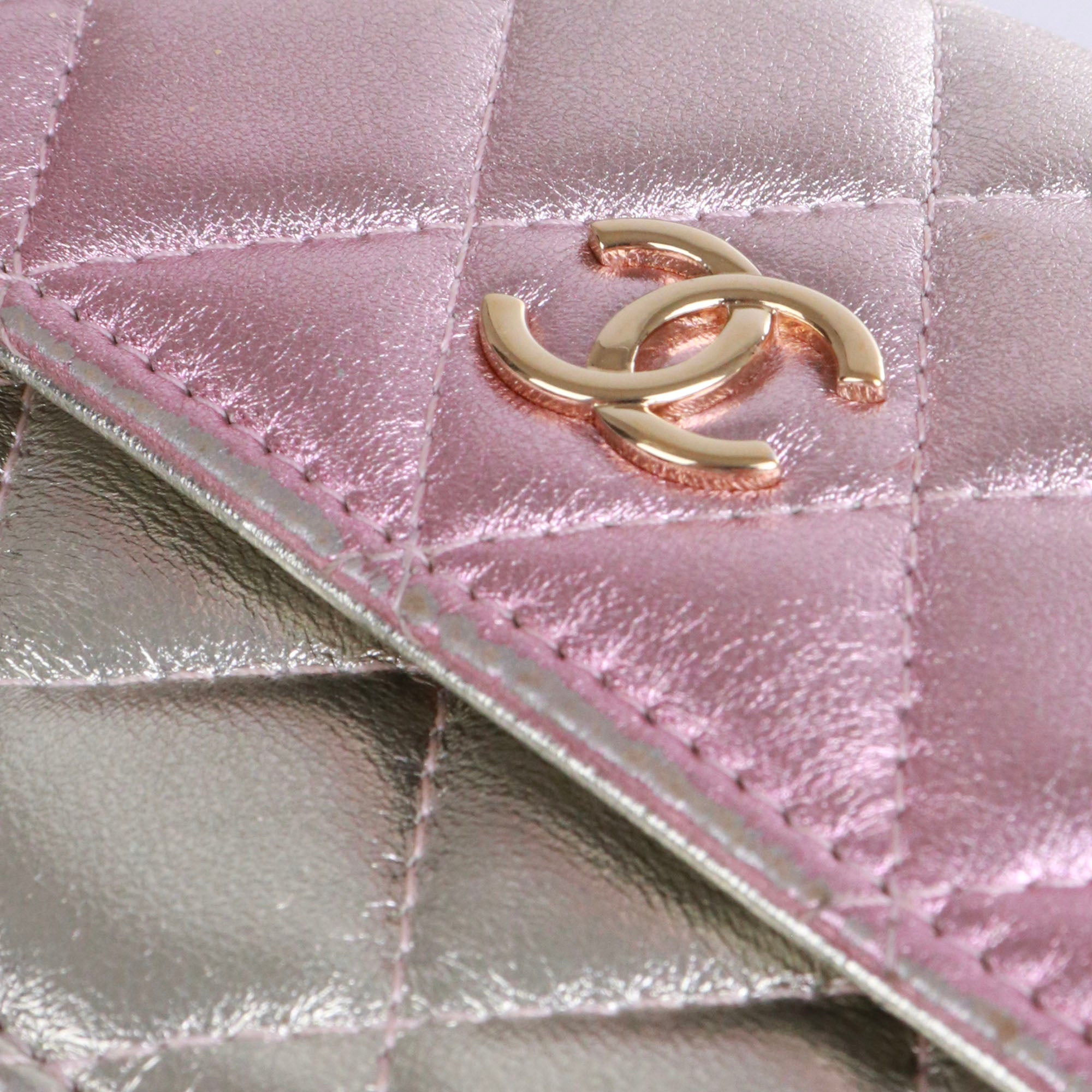 CHANEL - Wallet on chain mini Chanel en cuir argenté dégradé violet bleu