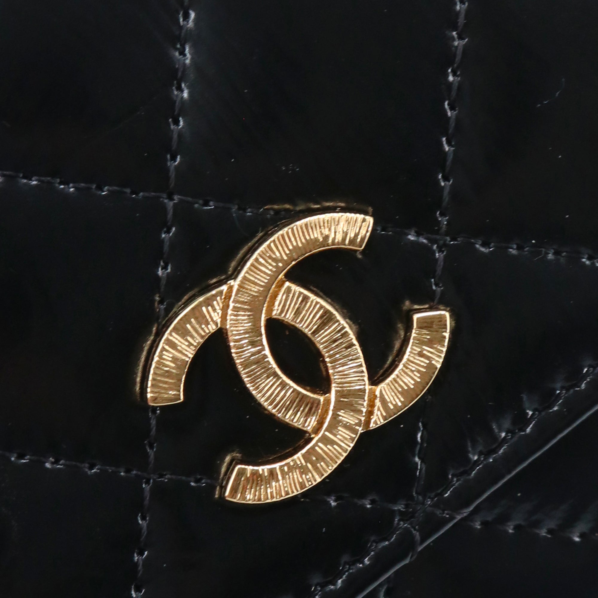 CHANEL - Portefeuille CC Chanel en cuir verni noir