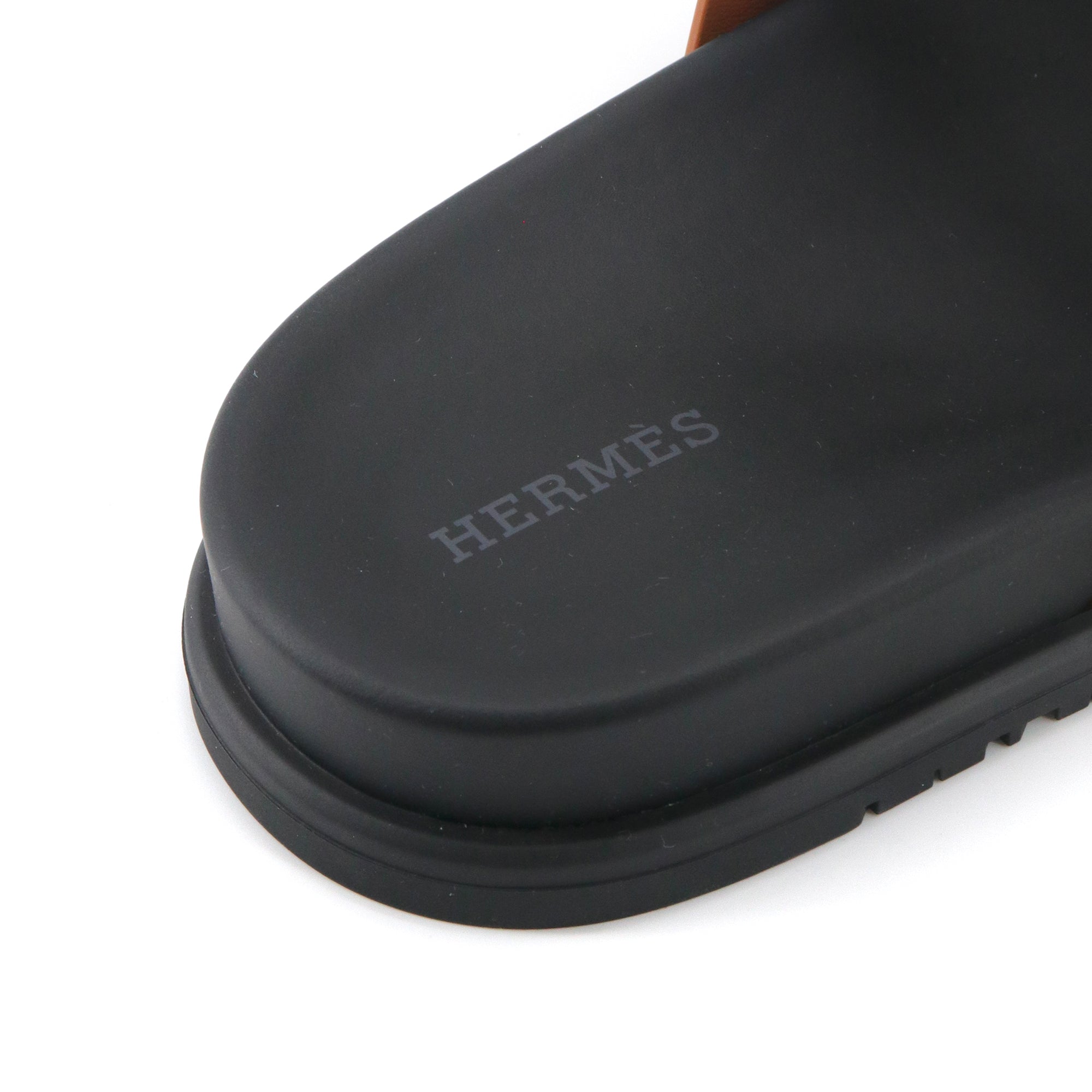 HERMÈS - Sandales Chypre Hermès en cuir lisse gold (T41,5)