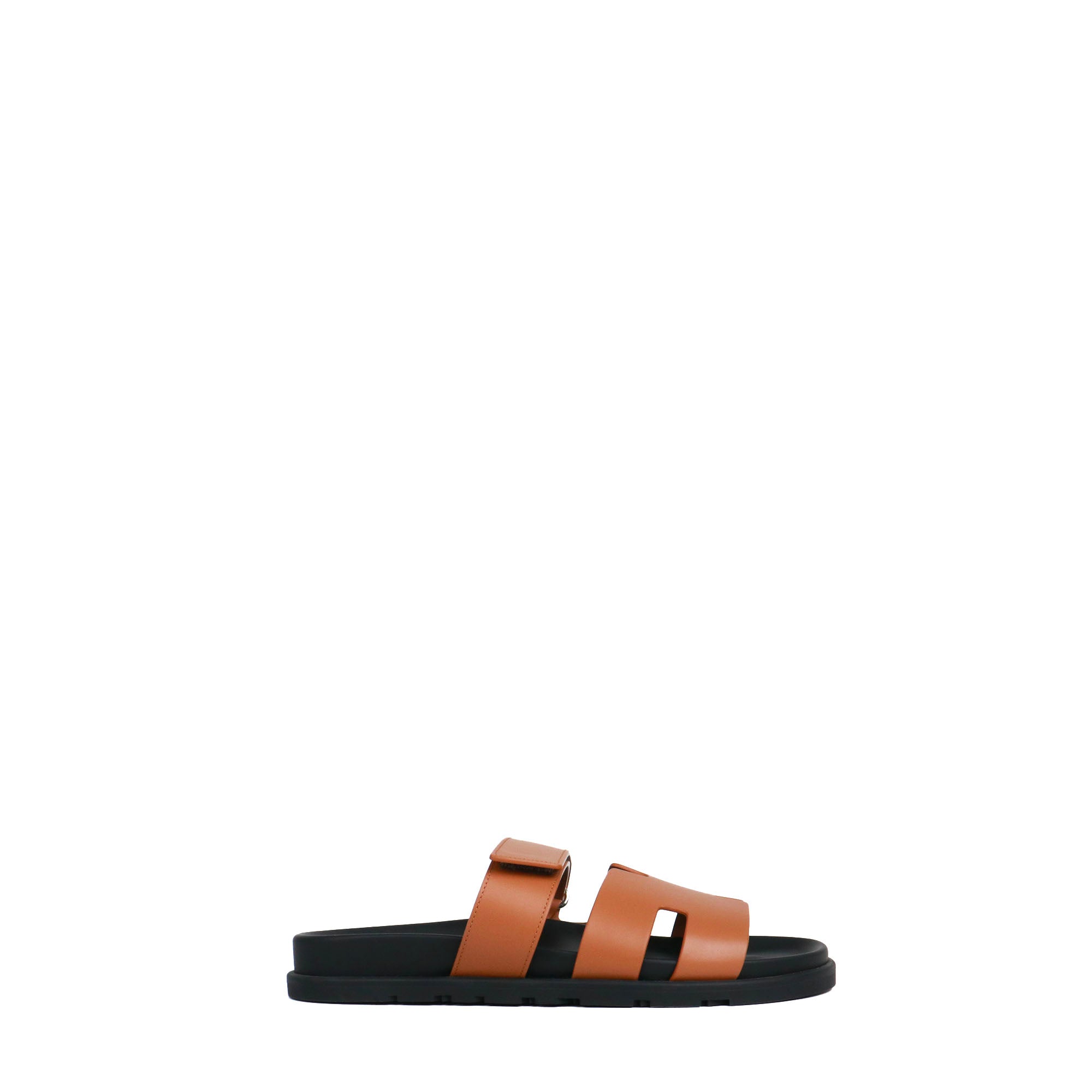 HERMÈS - Sandales Chypre Hermès en cuir lisse gold (T41)