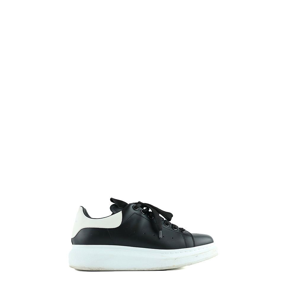 ALEXANDER MCQUEEN - Oversize sneakers in black leather (T39)