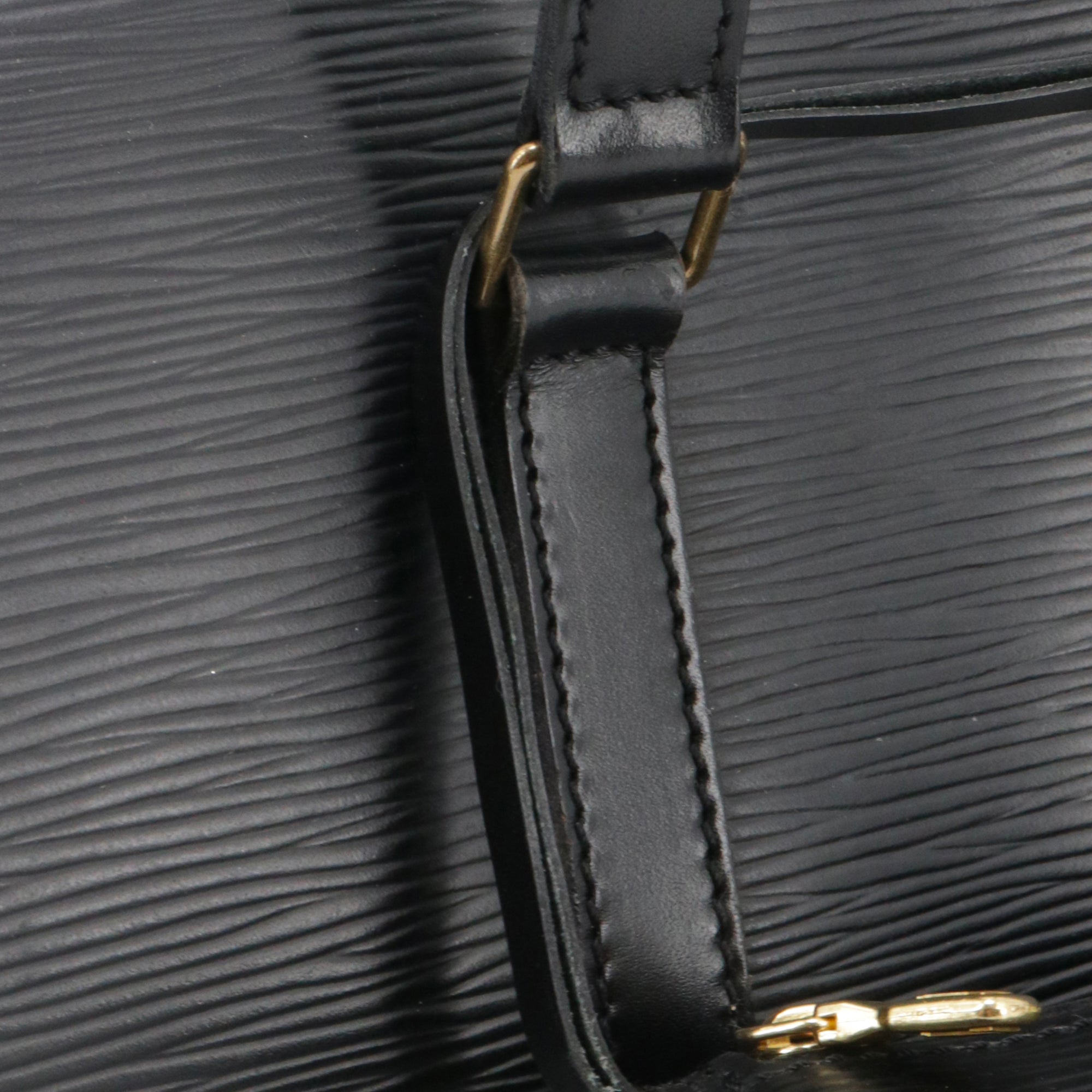 LOUIS VUITTON - Sac à épaule Soufflot Louis Vuitton en cuir épi noir vintage