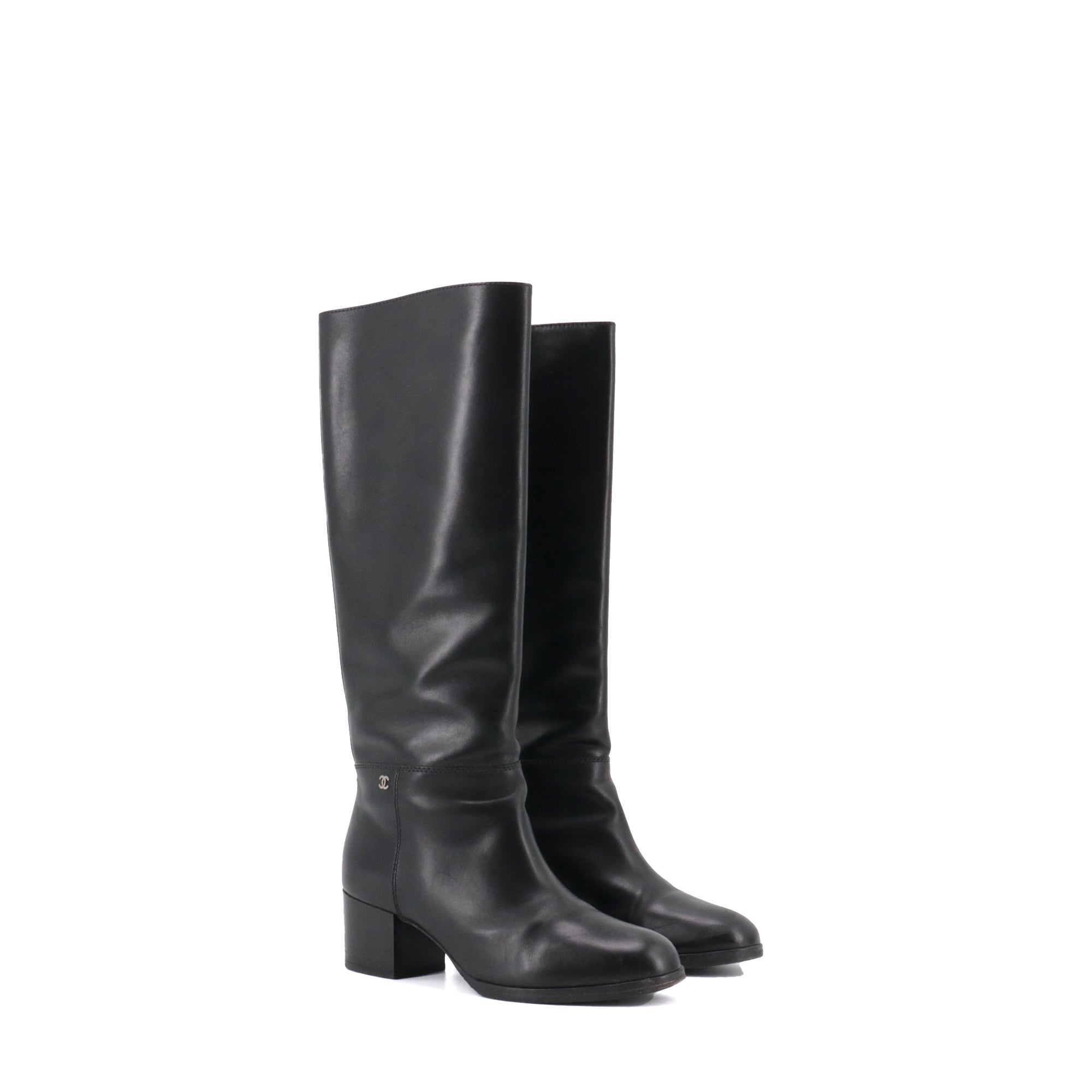 CHANEL - Chanel CC ankle boots in black lambskin (T34.5)
