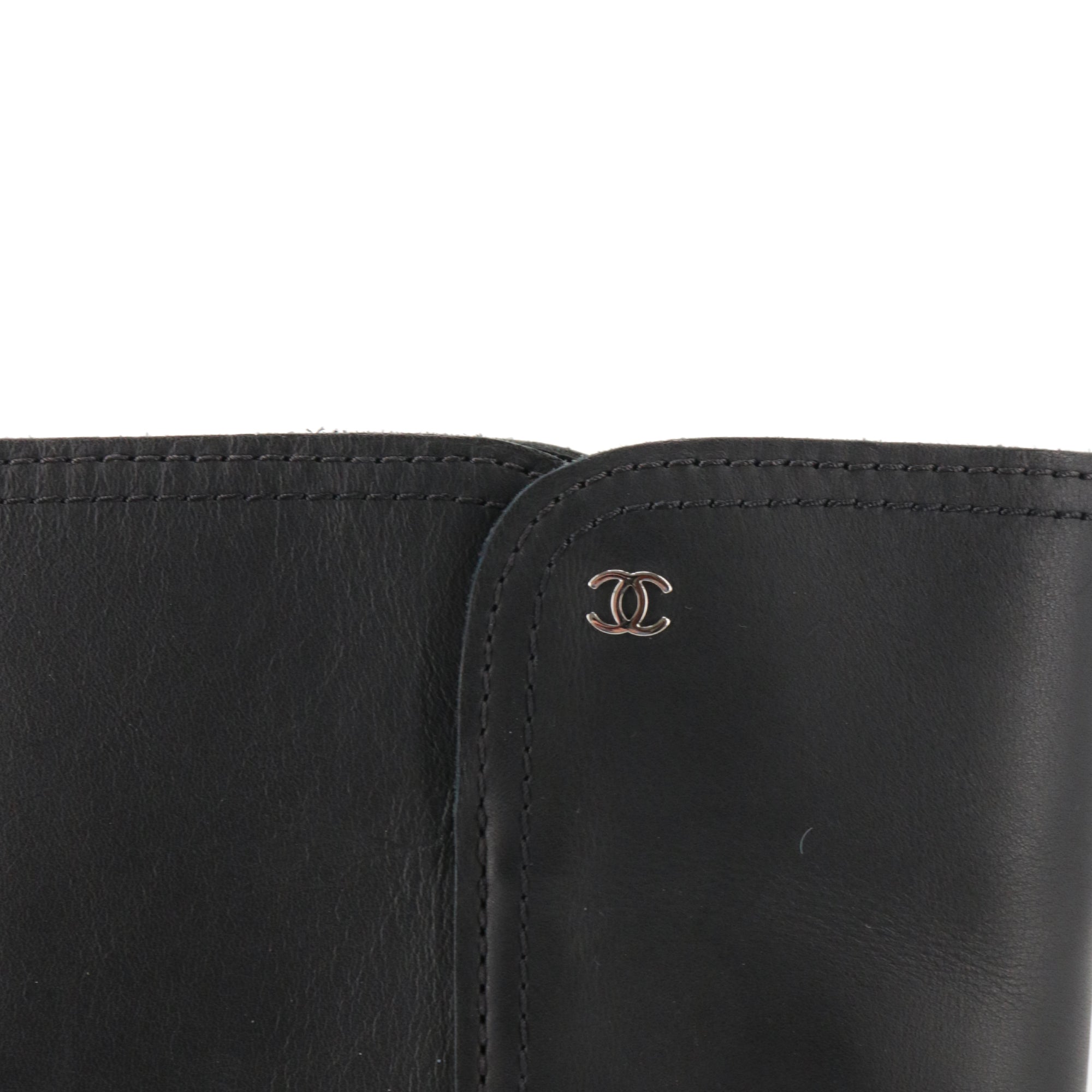 CHANEL - Bottes Chanel en cuir noir avec perles (T41.5)