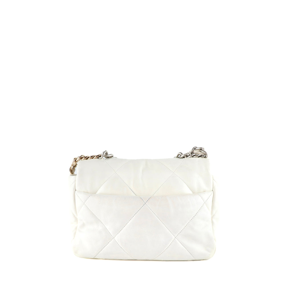 CHANEL - Sac à bandoulière 19 en cuir matelassé blanc