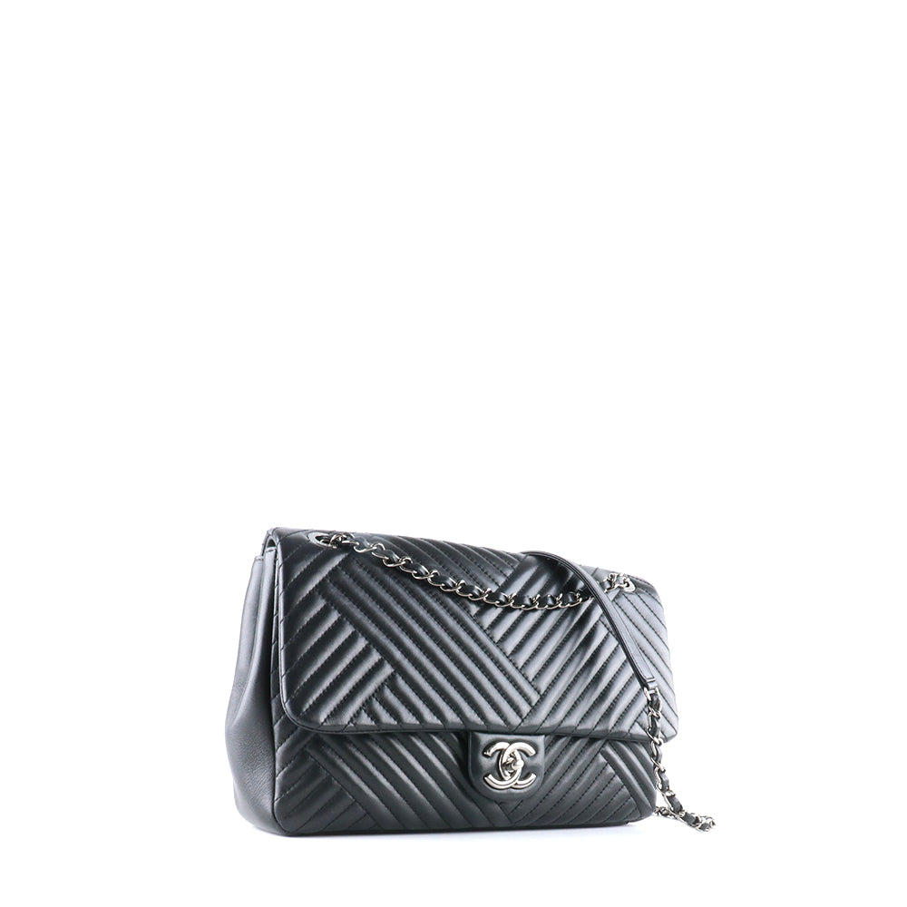 CHANEL - Sac à bandoulière Classique / Timeless Jumbo simple flap en cuir matelassé noir