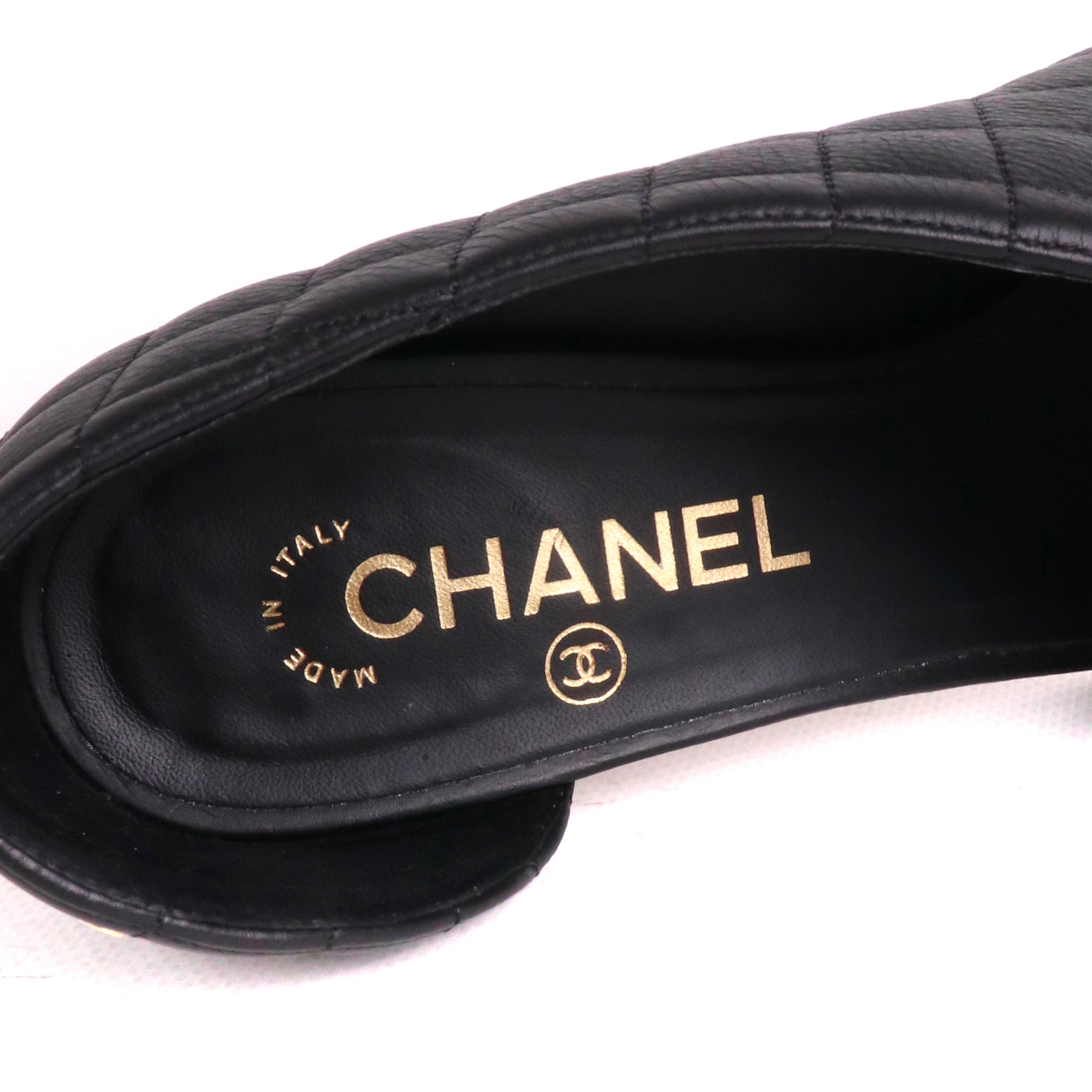 CHANEL - Escarpins Chanel en cuir matelassé noir (T39)