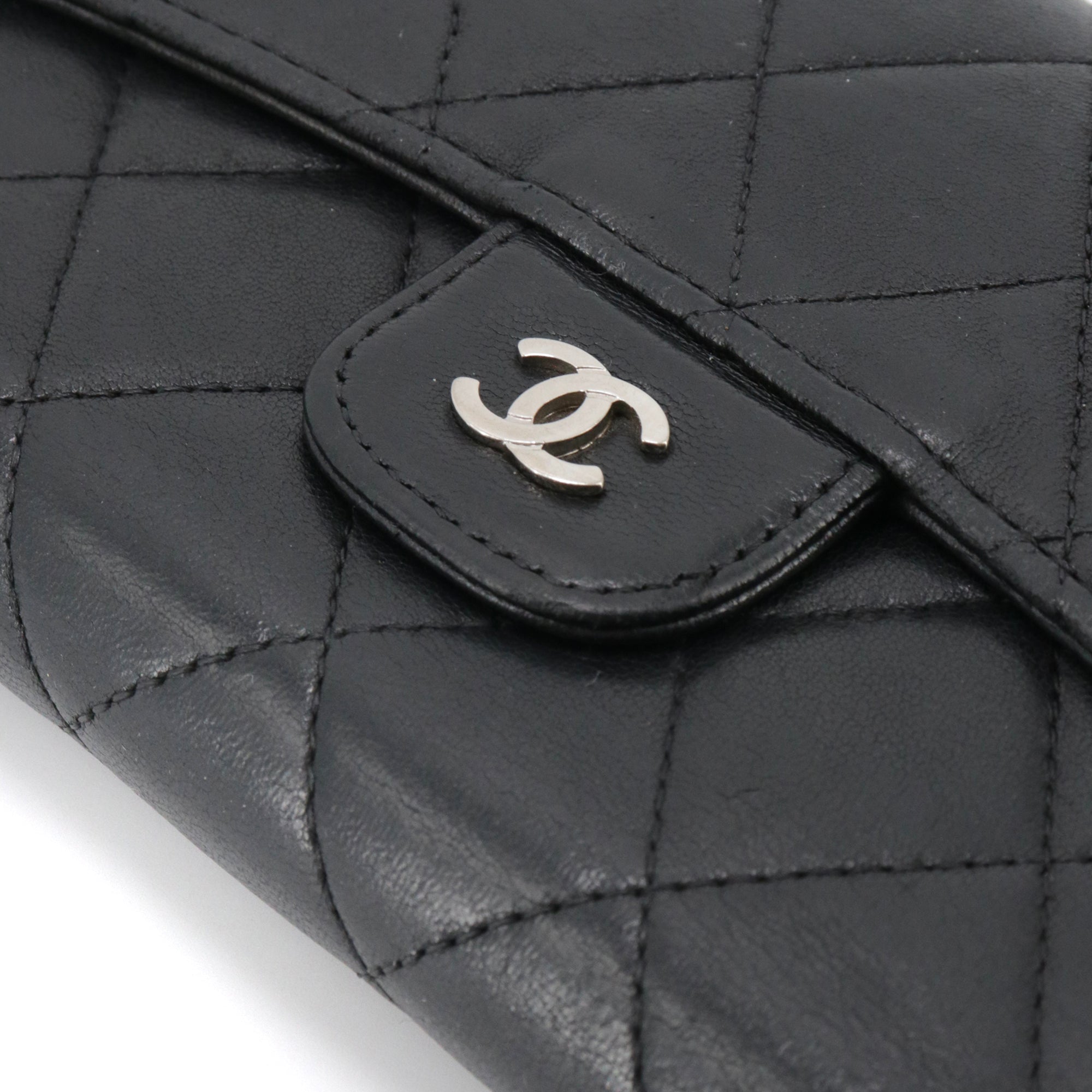 CHANEL - Black quilted leather wallet