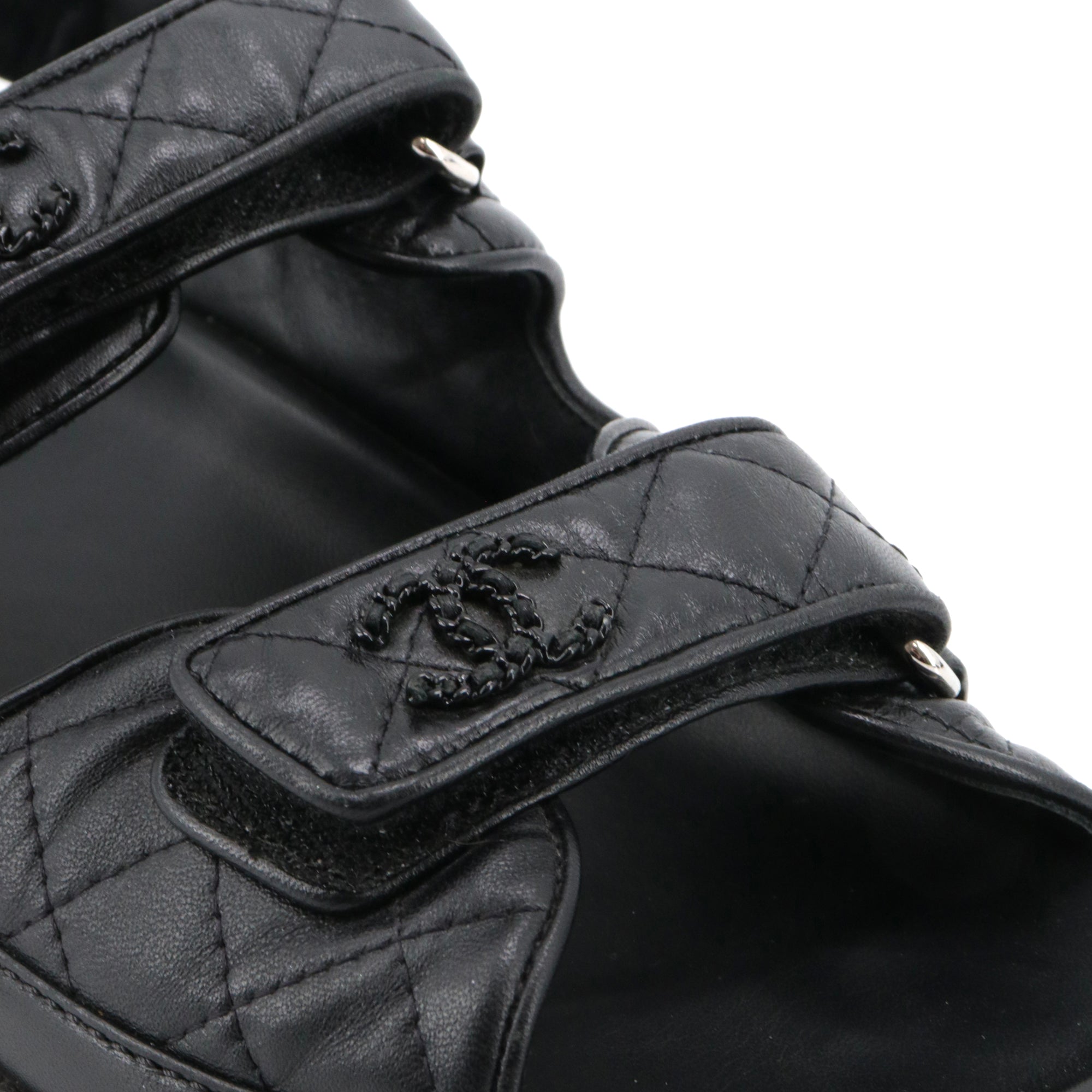 CHANEL - Sandales Dad Shoes Chanel en cuir matelassé noir (T39)