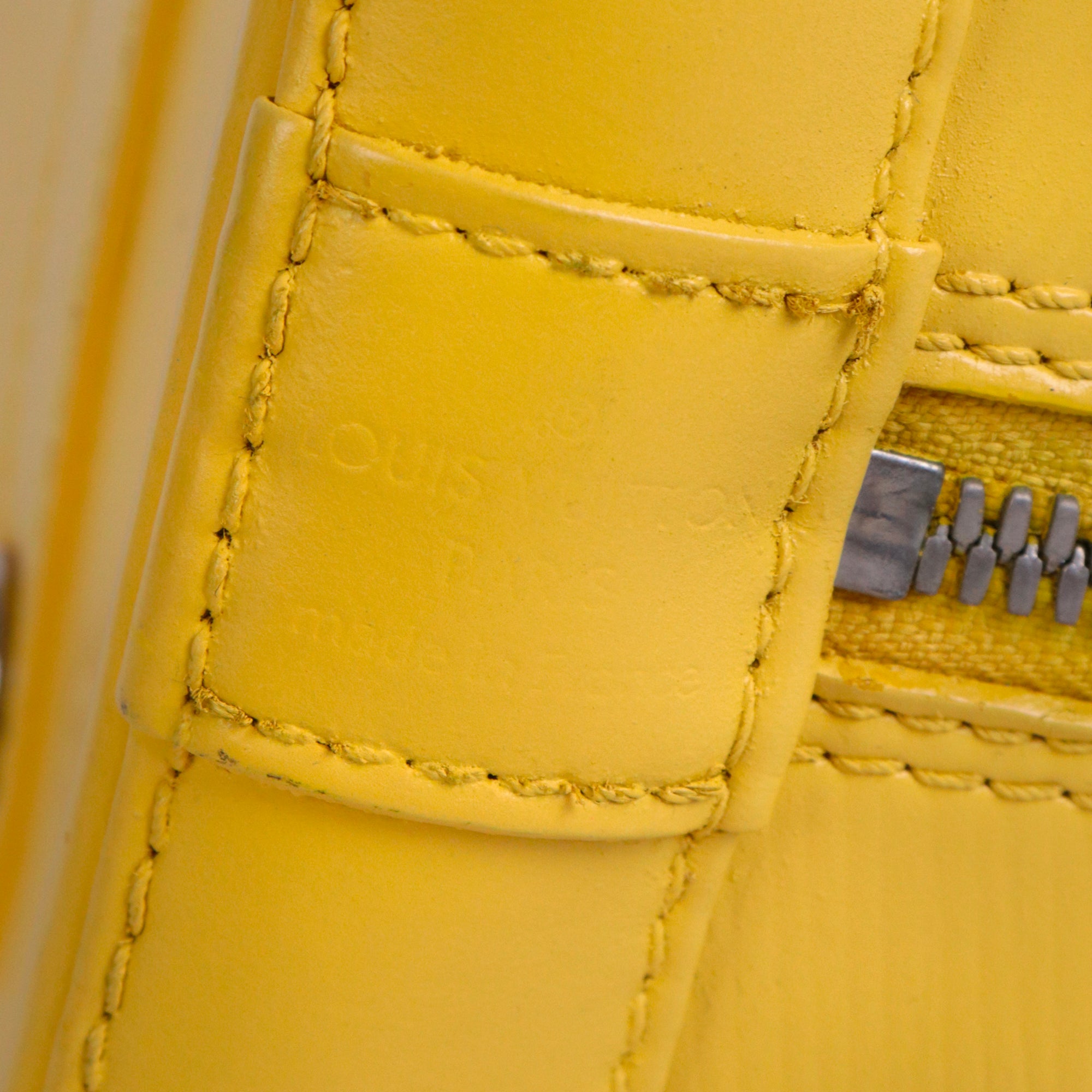 LOUIS VUITTON - Sac à main Alma PM Louis Vuitton en cuir épi jaune