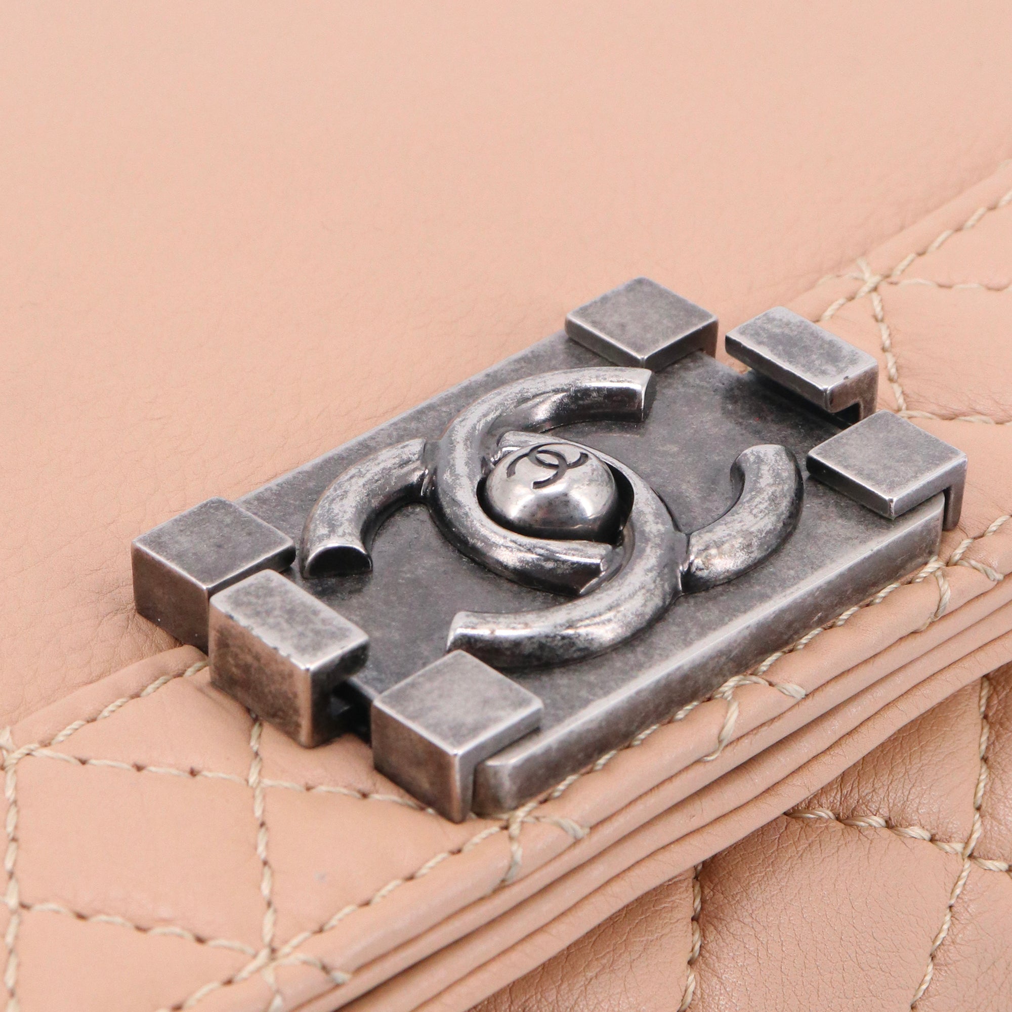 CHANEL - Sac à bandoulière Boy medium Chanel en cuir grainé beige