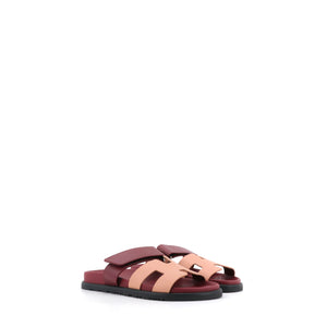HERMÈS - Sandales Chypre Hermès en cuir bordeaux et nude