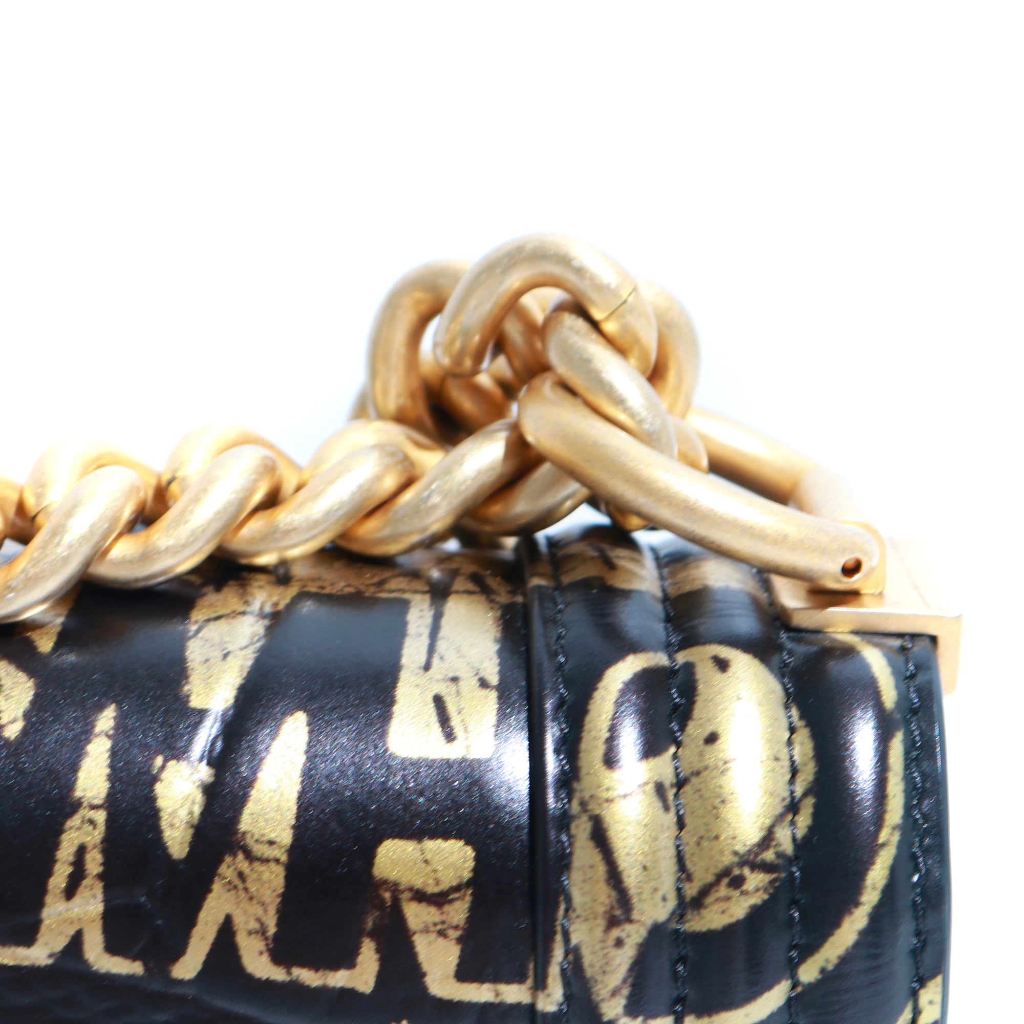 CHANEL - Sac à bandoulière Boy Small édition limitée Graphiti en cuir noir