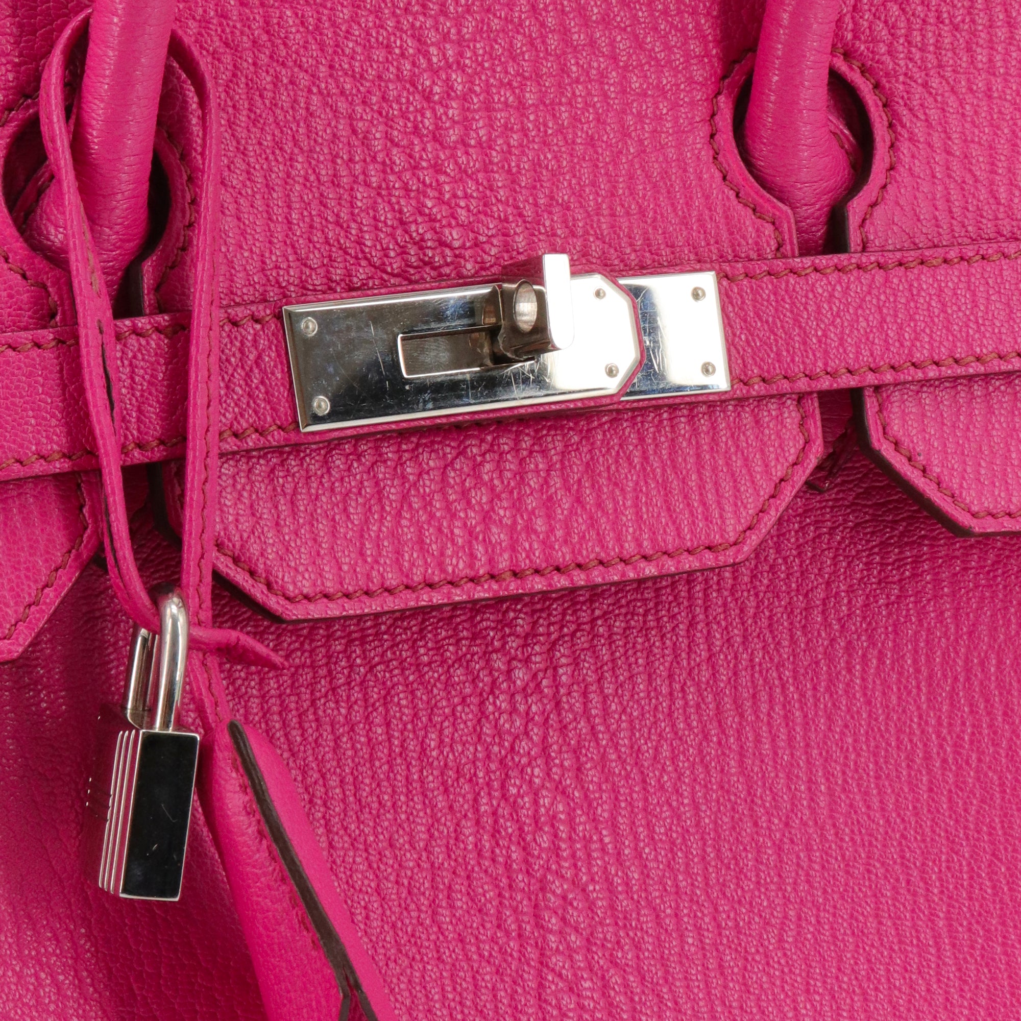 HERMÈS - Sac à main Haut à Courroie 30 Hermès en cuir grainé fuchsia