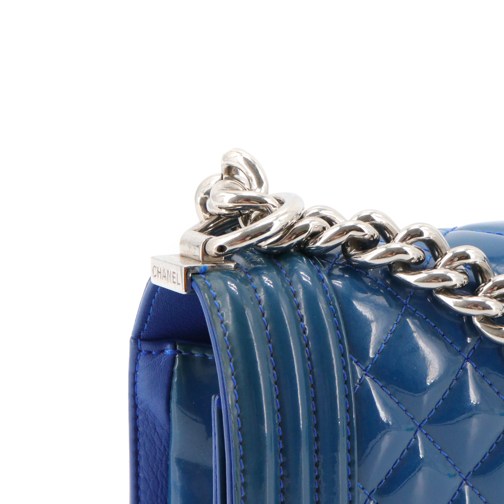 CHANEL - Sac à bandoulière Boy Chanel en cuir verni bleu