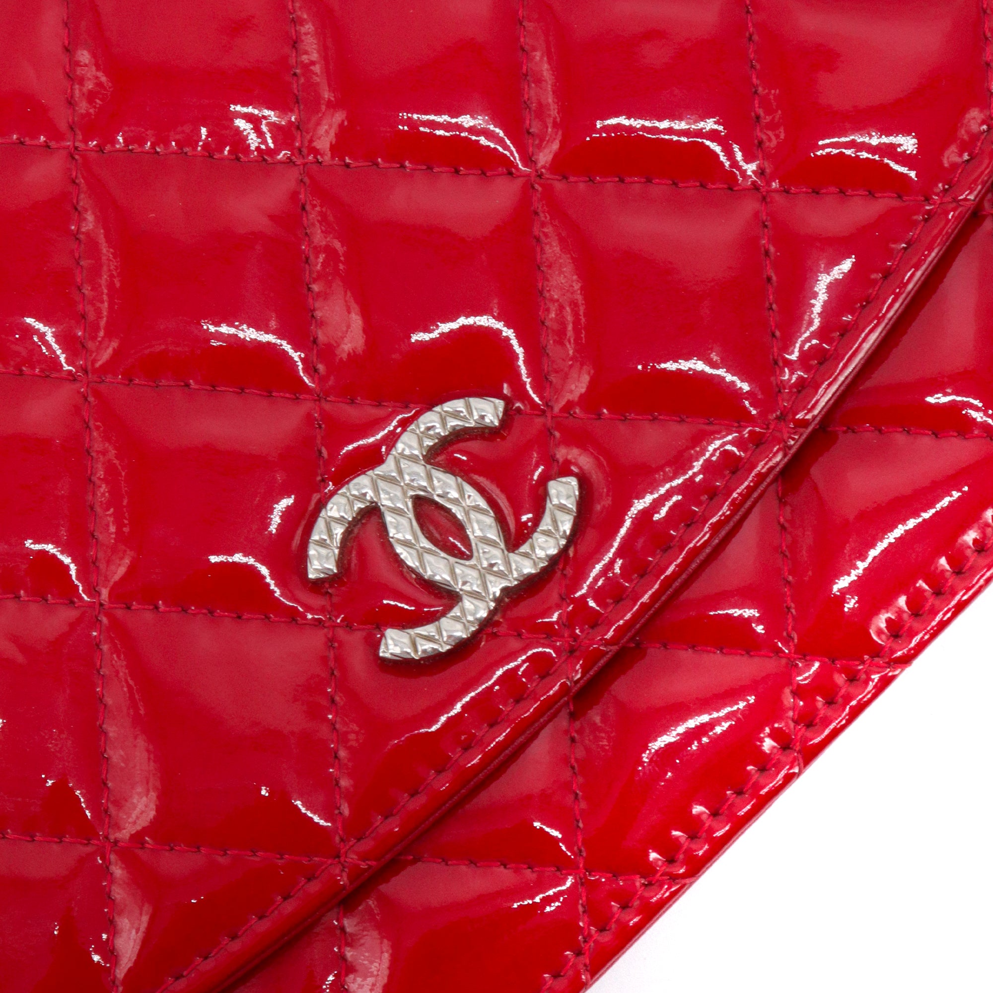 CHANEL - Sac Wallet On Chain Timeless Chanel en cuir verni rouge irisé