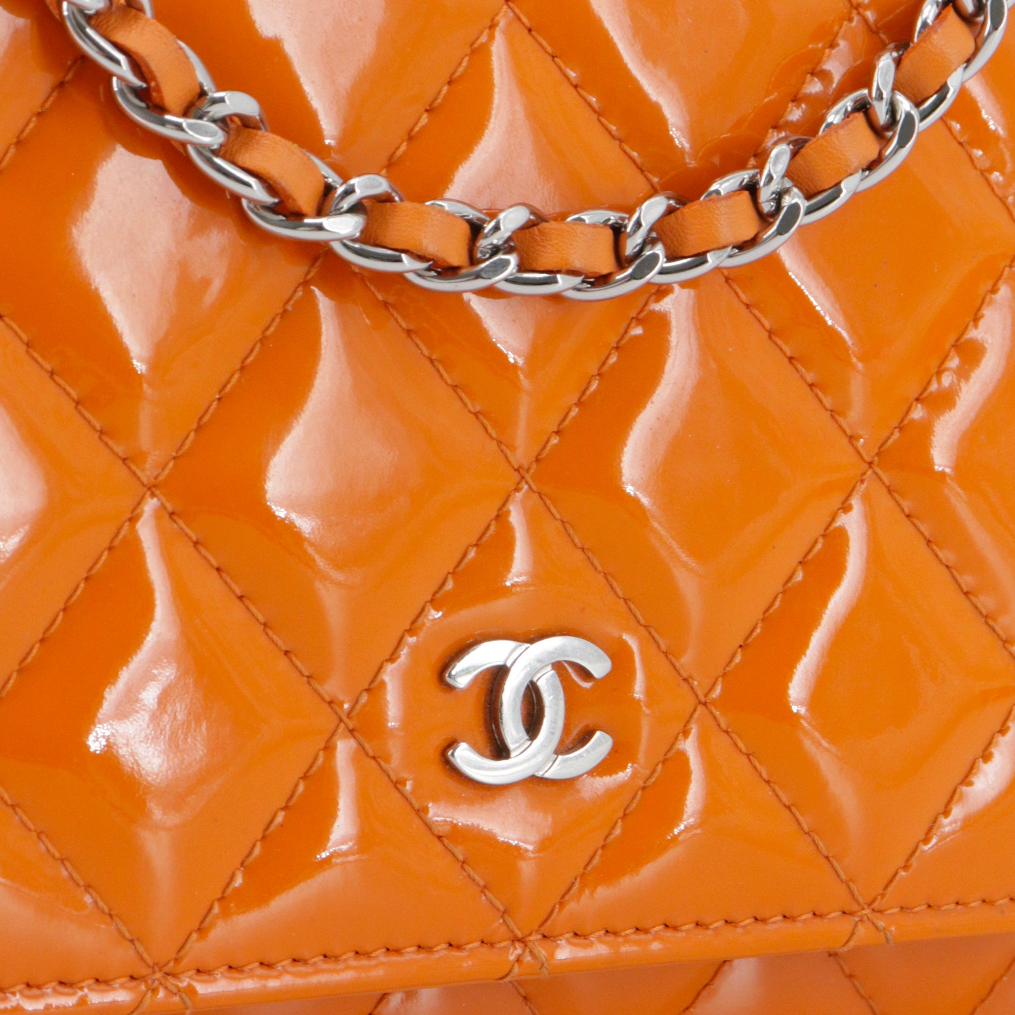 CHANEL - Sac Wallet On Chain Timeless Chanel en cuir verni orange