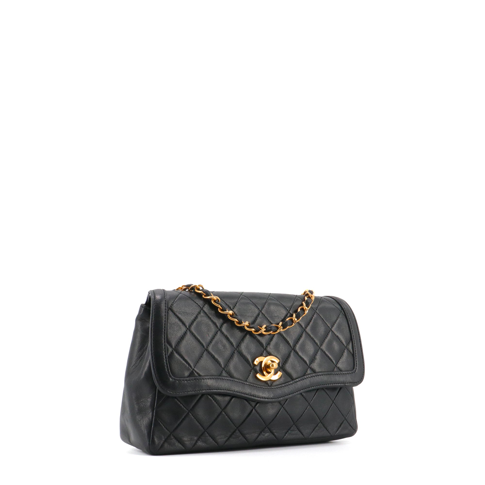 CHANEL - Sac à bandoulière Simple Flap à rabat Chanel en cuir matelassé noir