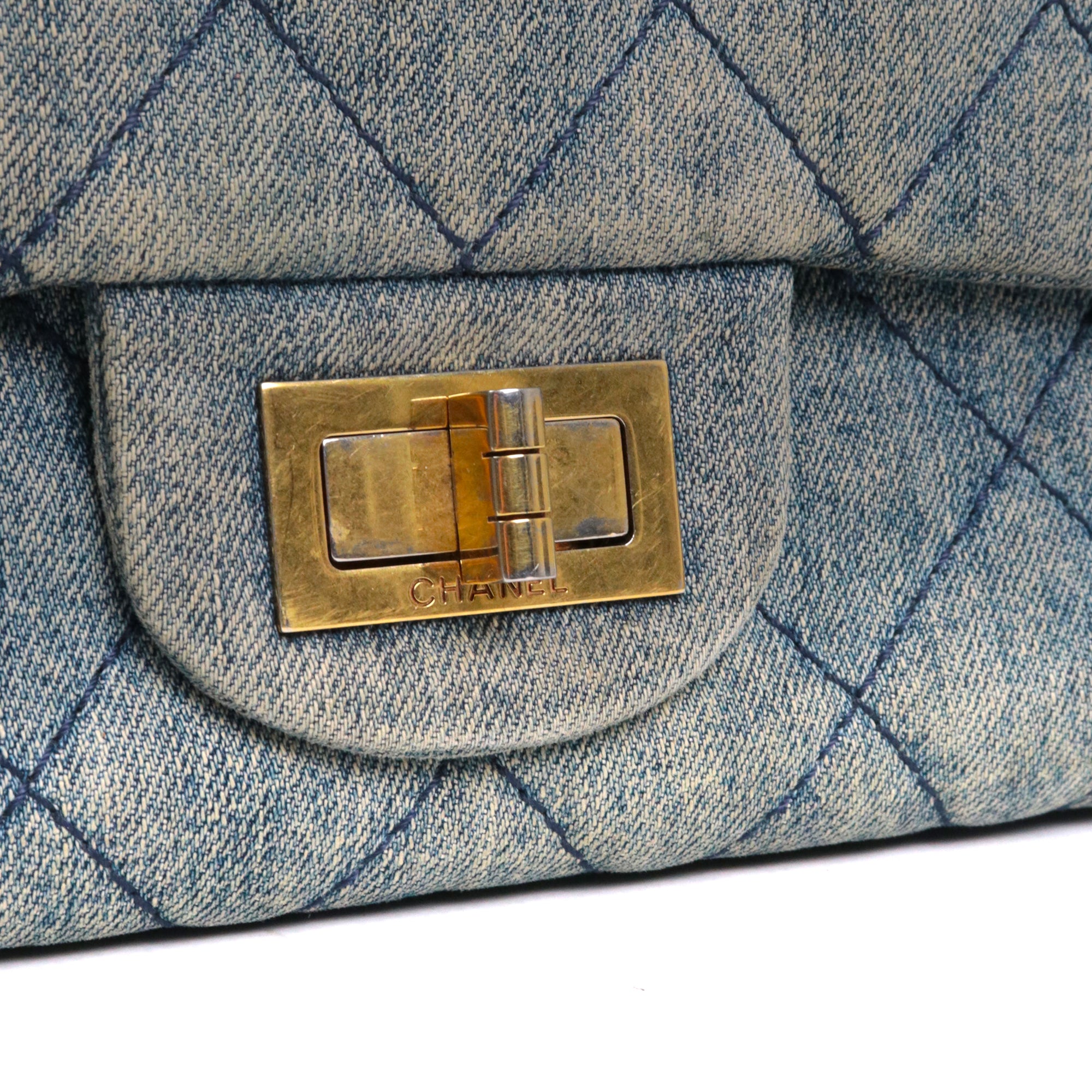 CHANEL - Sac à bandoulière 2.55 Chanel large en denim