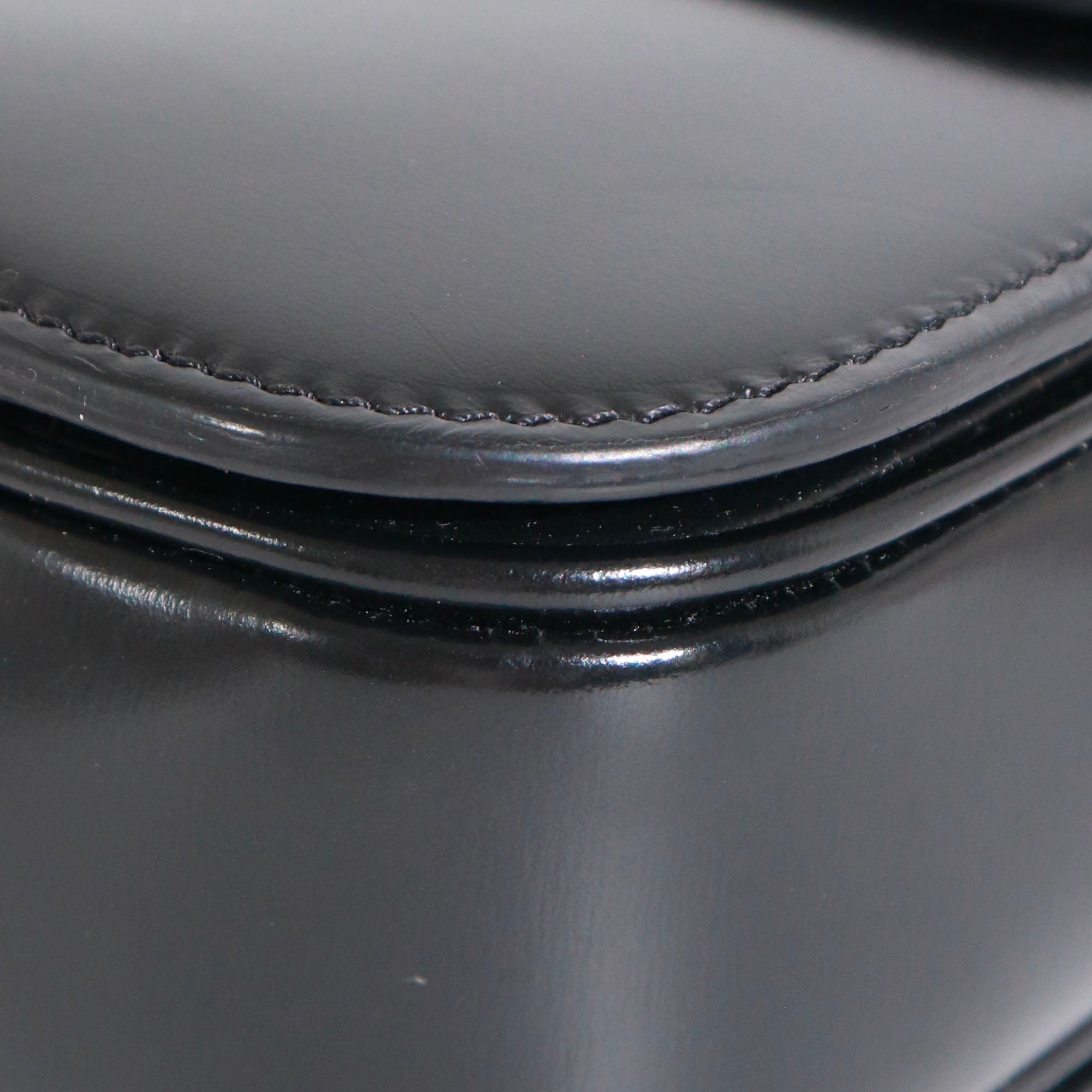 CELINE - Sac à bandoulière Triomphe medium en cuir box noir