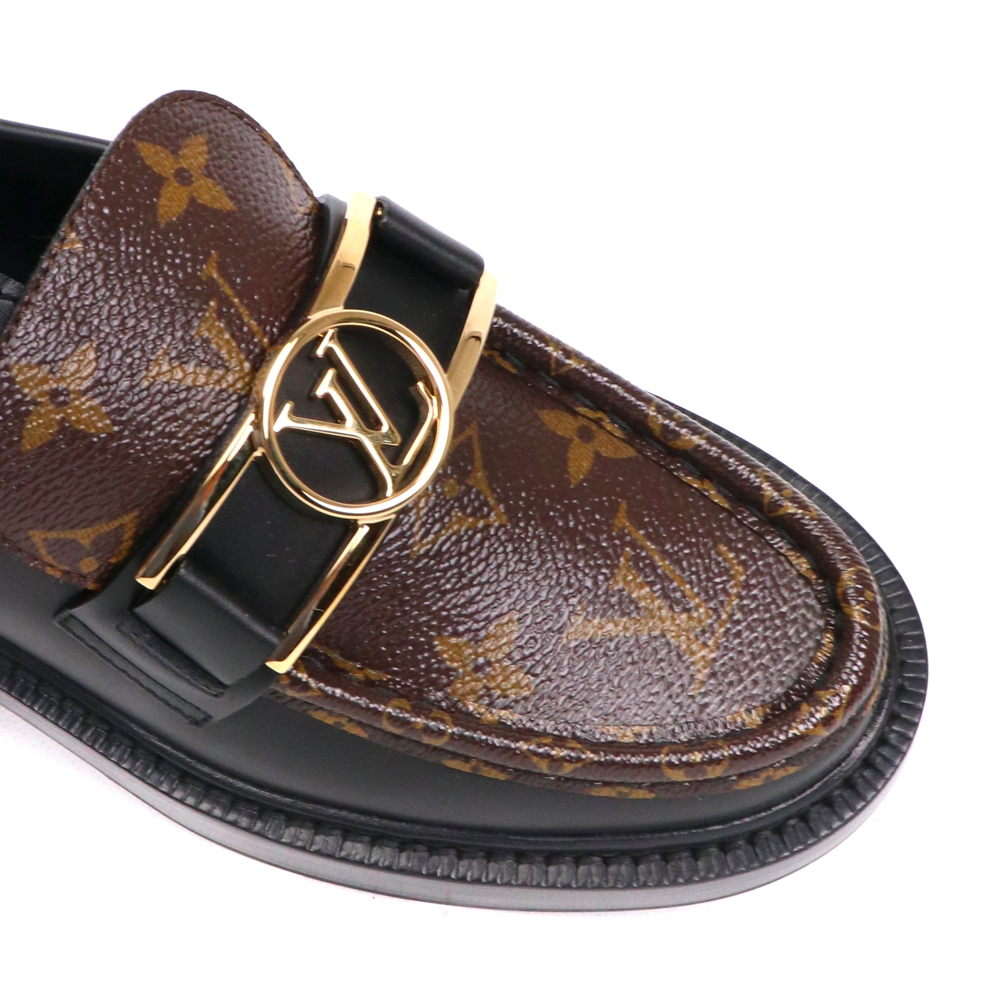 LOUIS VUITTON - Richelieu loafers in black patent leather (T36)