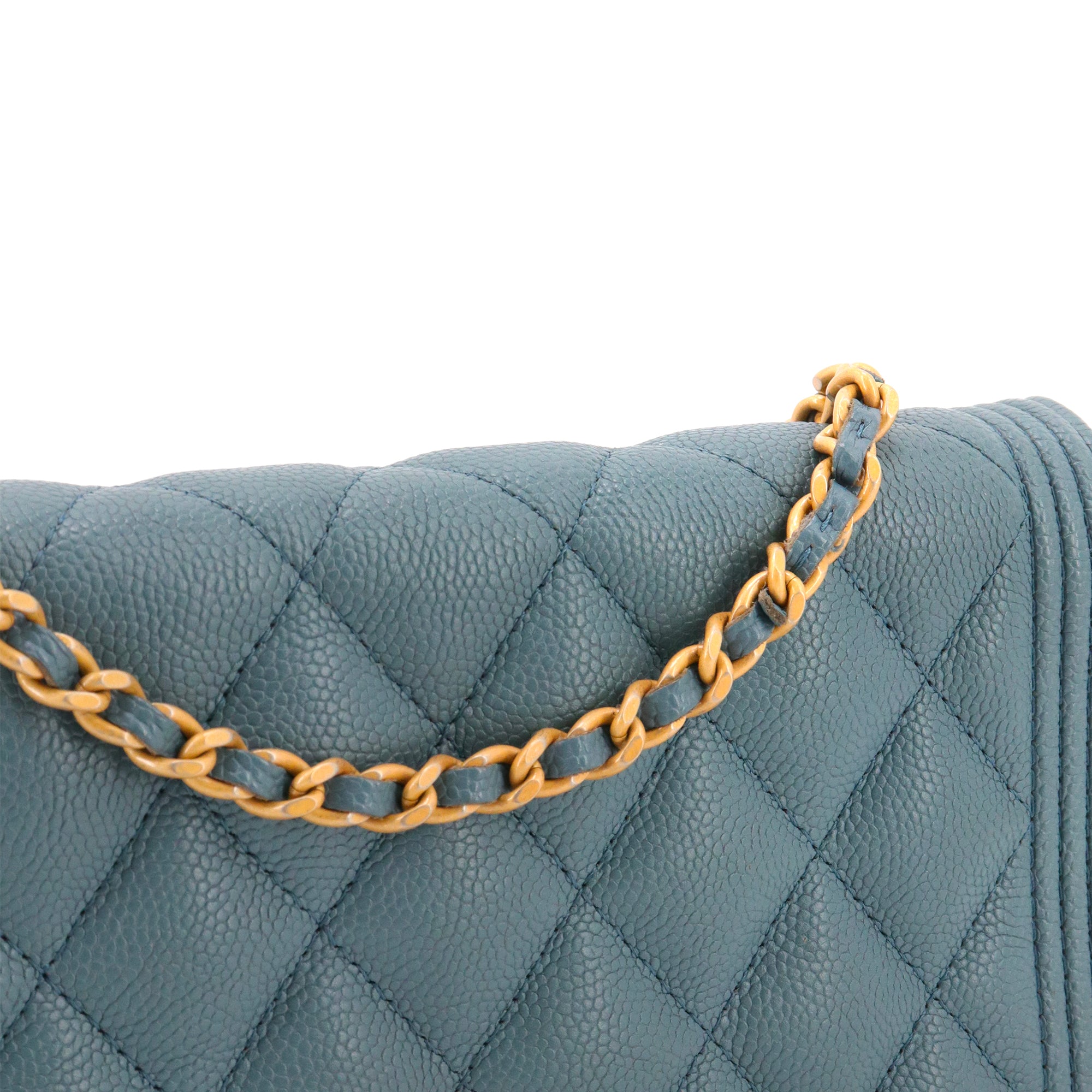CHANEL - Sac à bandoulière Wallet On Chain Boy Chanel en cuir caviar bleu