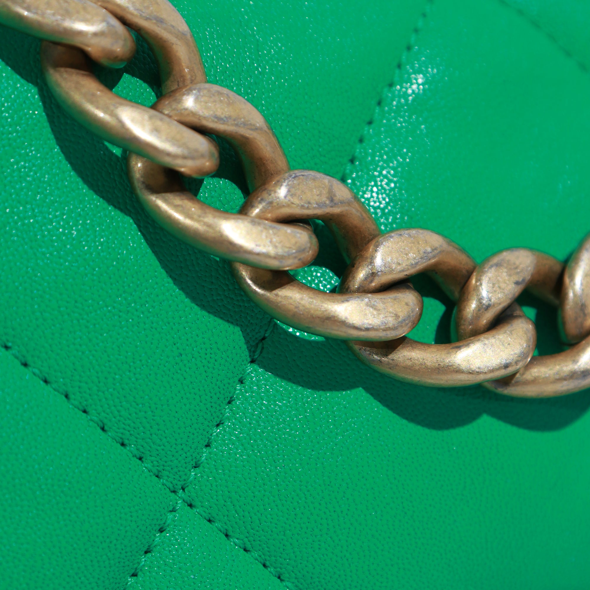 CHANEL - 19 shoulder bag in green quilted leather