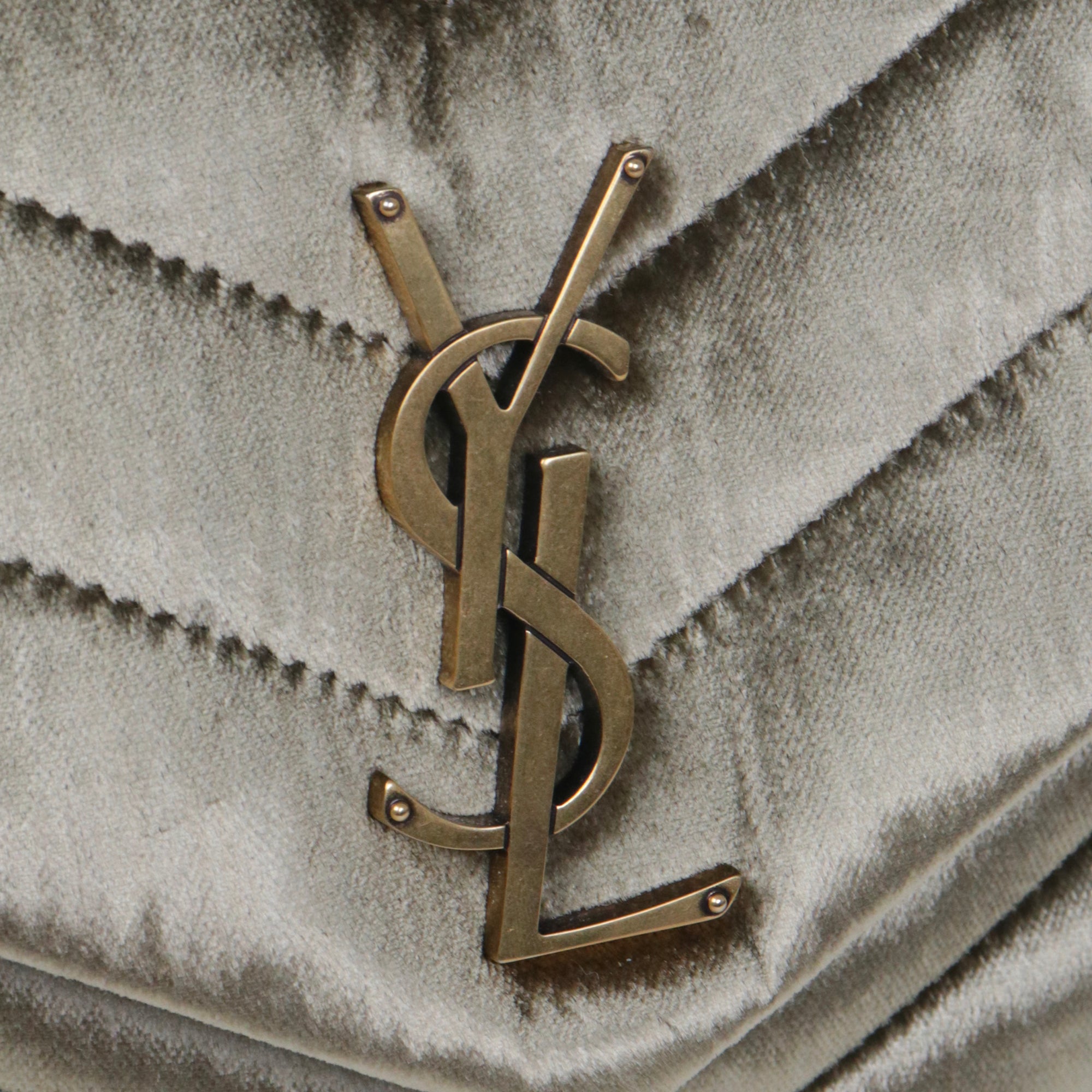 SAINT LAURENT - Saint Laurent Loulou small shoulder bag in black quilted leather
