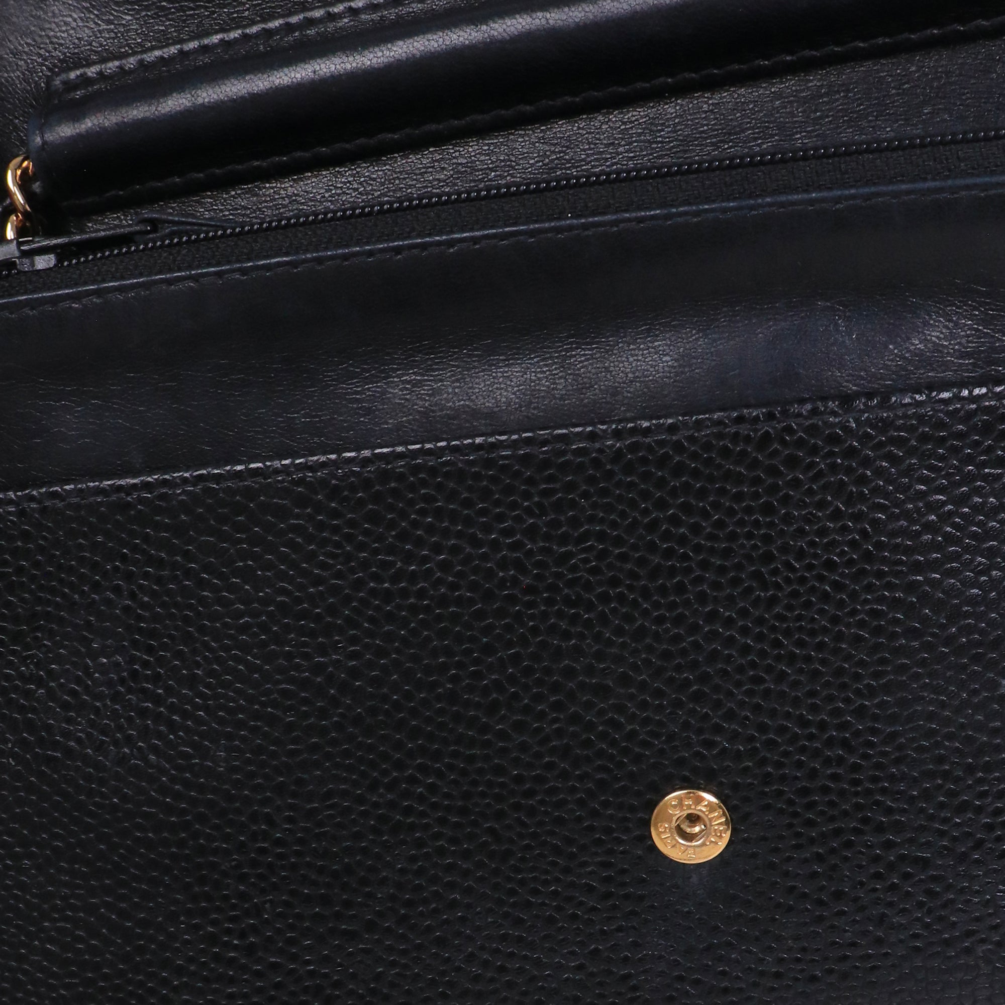CHANEL - Sac Wallet On Chain Chanel en cuir caviar noir vintage