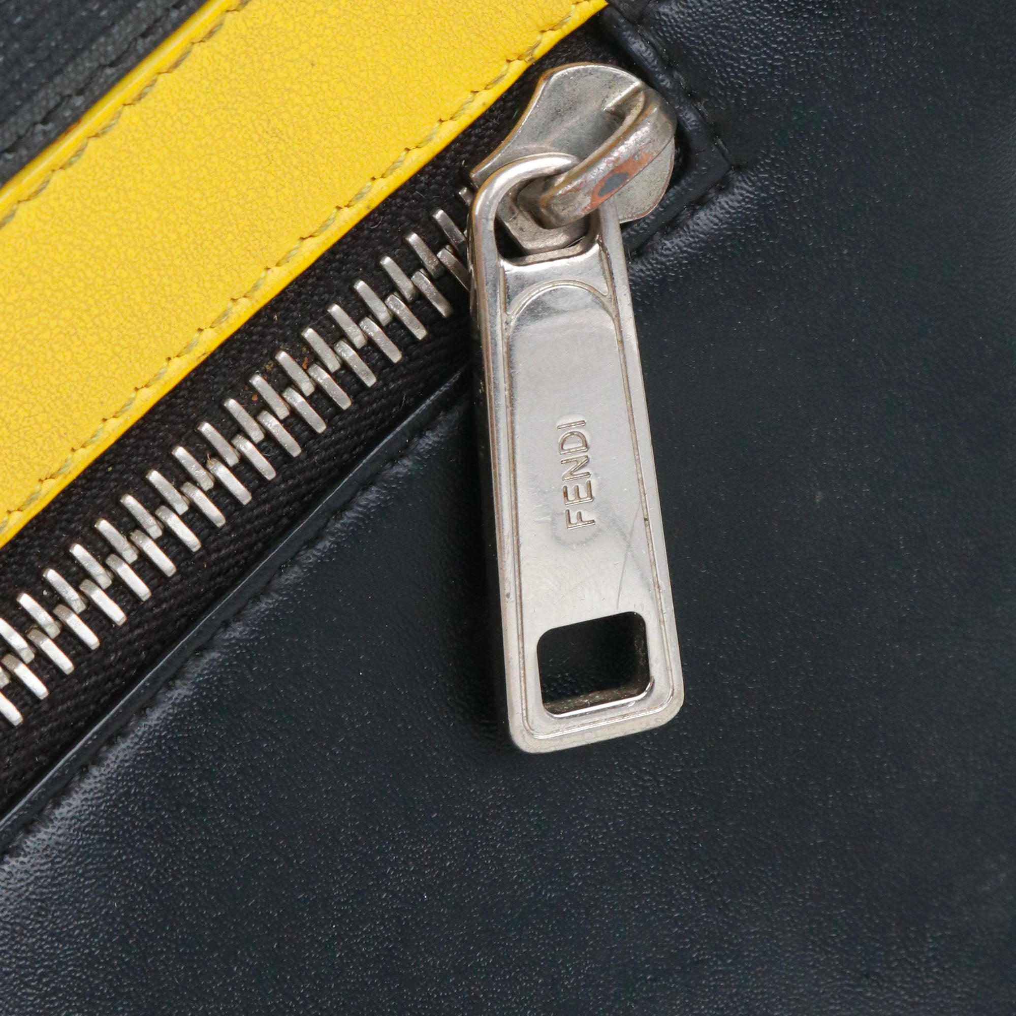 FENDI - Pochette Diagonal Fendi en toile enduite et cuir noir
