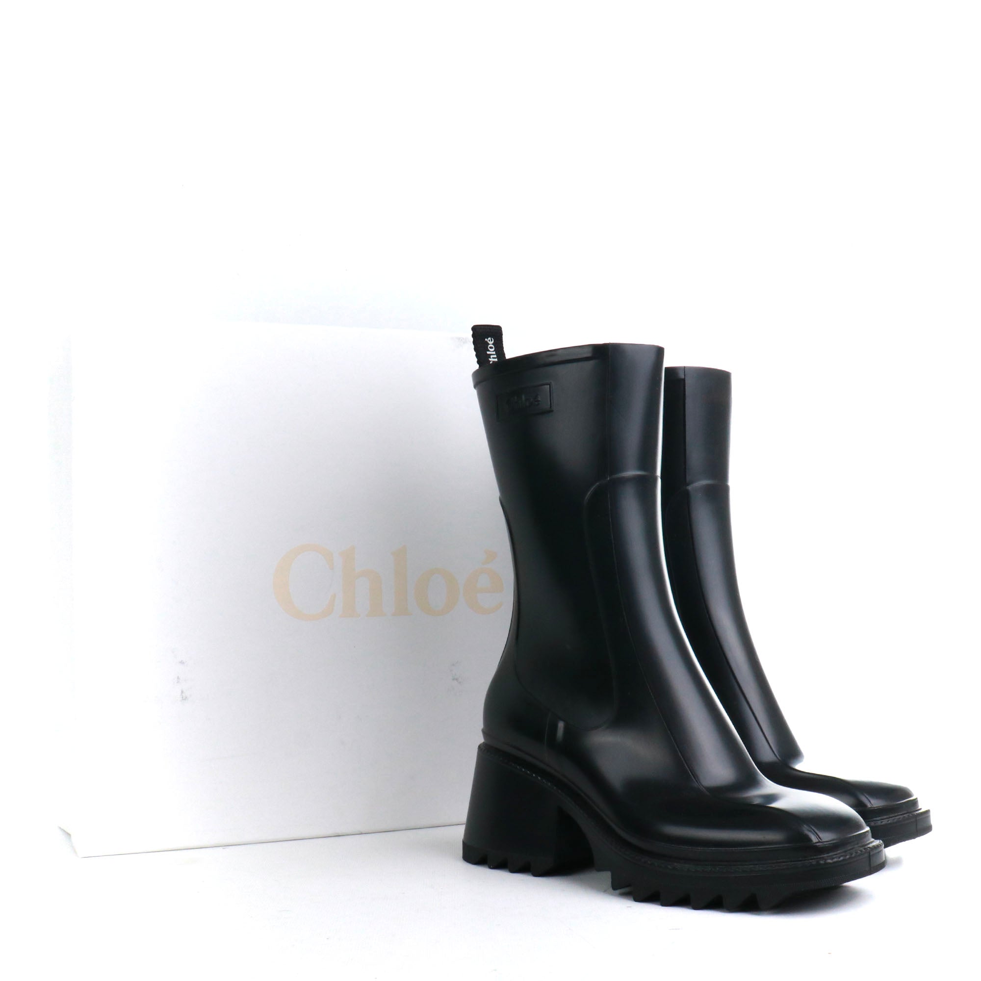 CHLOÉ - C Chloé ankle boots in crocodile-embossed leather (T38.5)