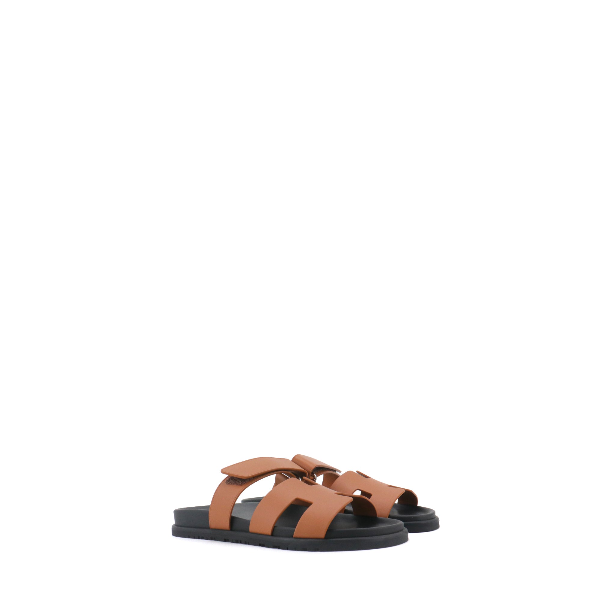 HERMÈS - Sandales Chypre Hermès en cuir lisse gold (T41,5)