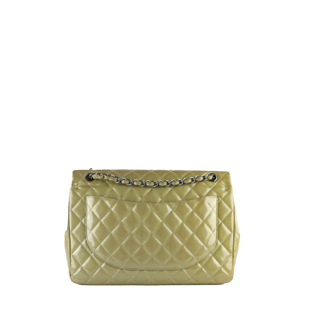 CHANEL - Sac à bandoulière Timeless Maxi Jumbo double flap en cuir verni kaki