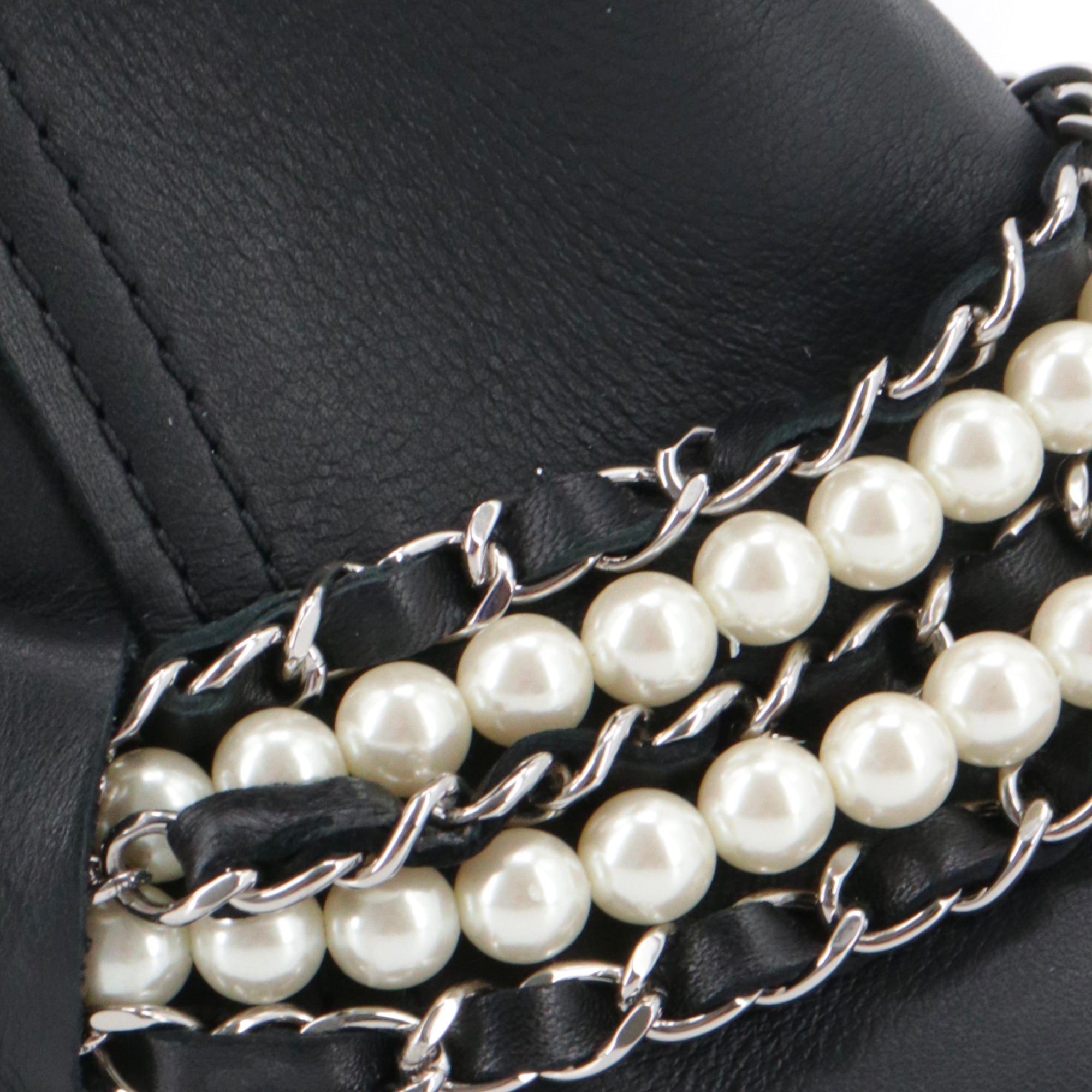 CHANEL - Bottes Chanel en cuir noir avec perles (T41.5)