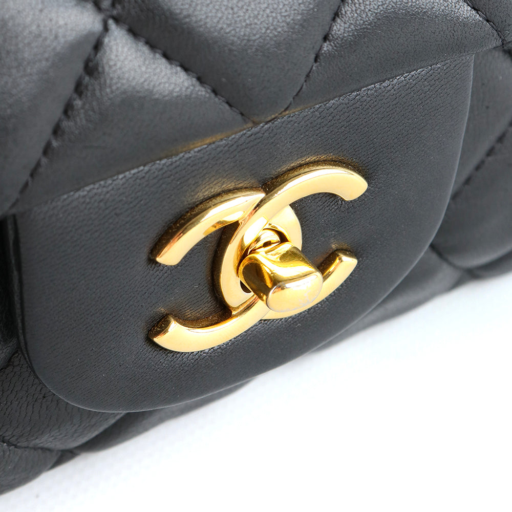 CHANEL - Sac à bandoulière Classique / Timeless Jumbo simple flap en cuir lisse noir