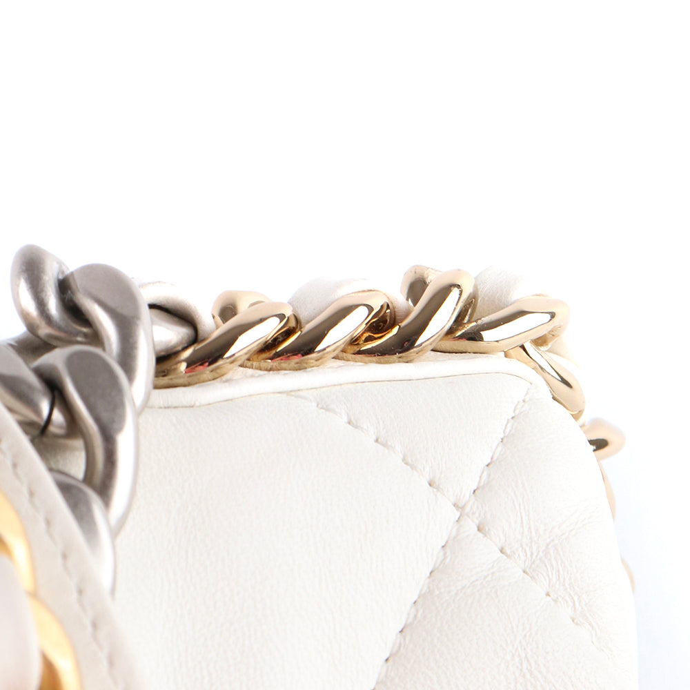 CHANEL - Sac à bandoulière 19 en cuir matelassé blanc