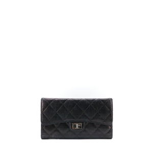 CHANEL - Portefeuille 2.55 Chanel en cuir froissé noir