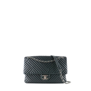 CHANEL - Sac à bandoulière Classique / Timeless Jumbo simple flap en cuir matelassé noir