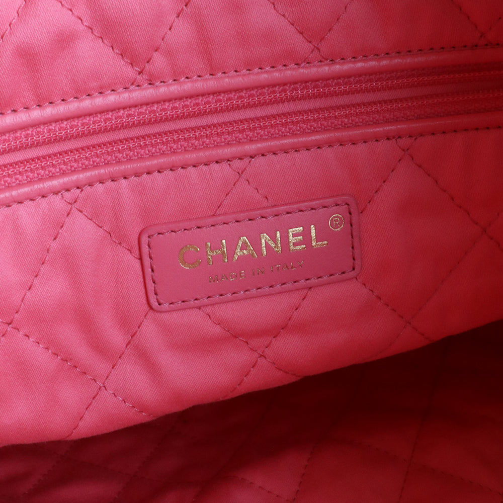 CHANEL - Sac cabas Chanel 22 en cuir matelassé rose et pochette