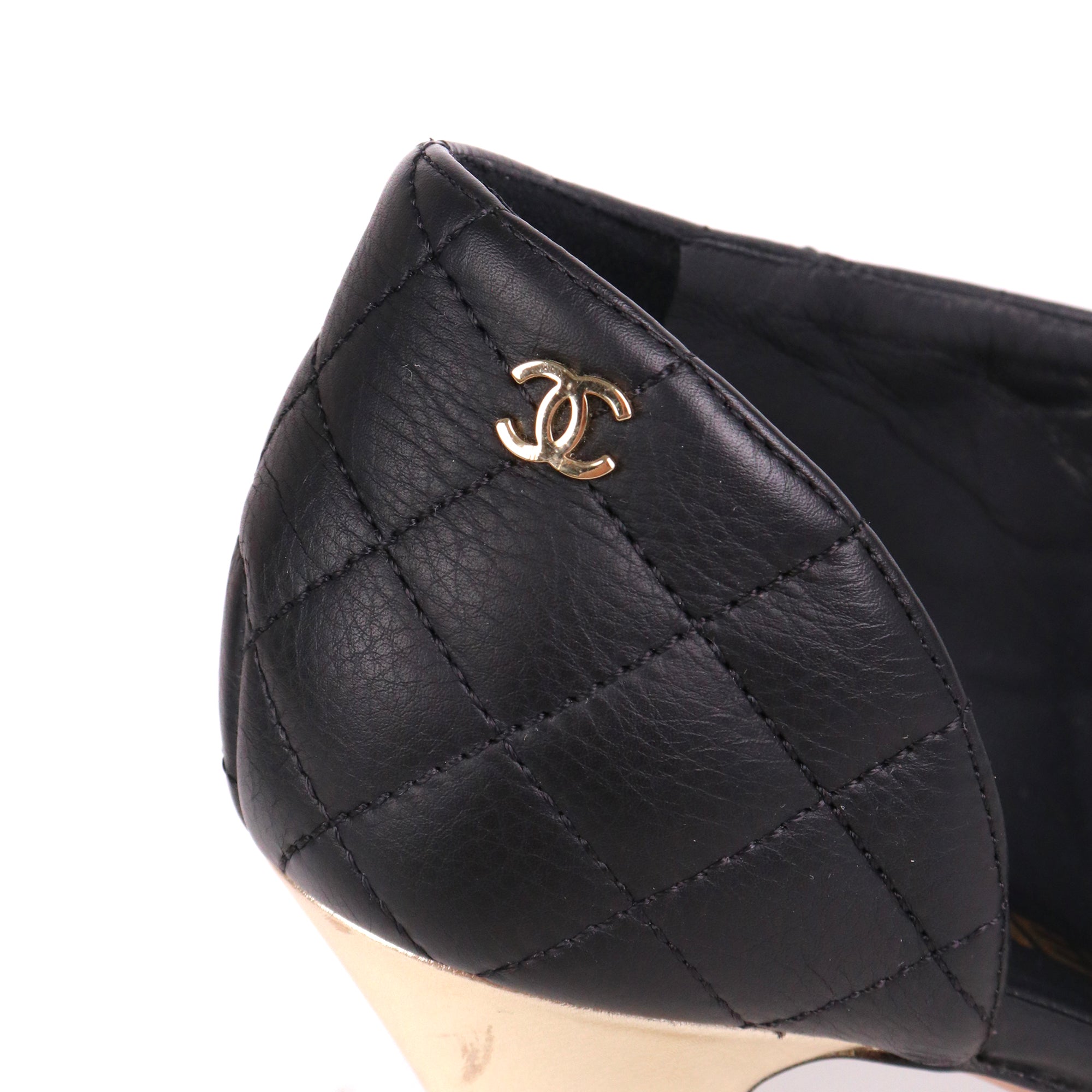 CHANEL - Escarpins Chanel en cuir matelassé noir (T39)