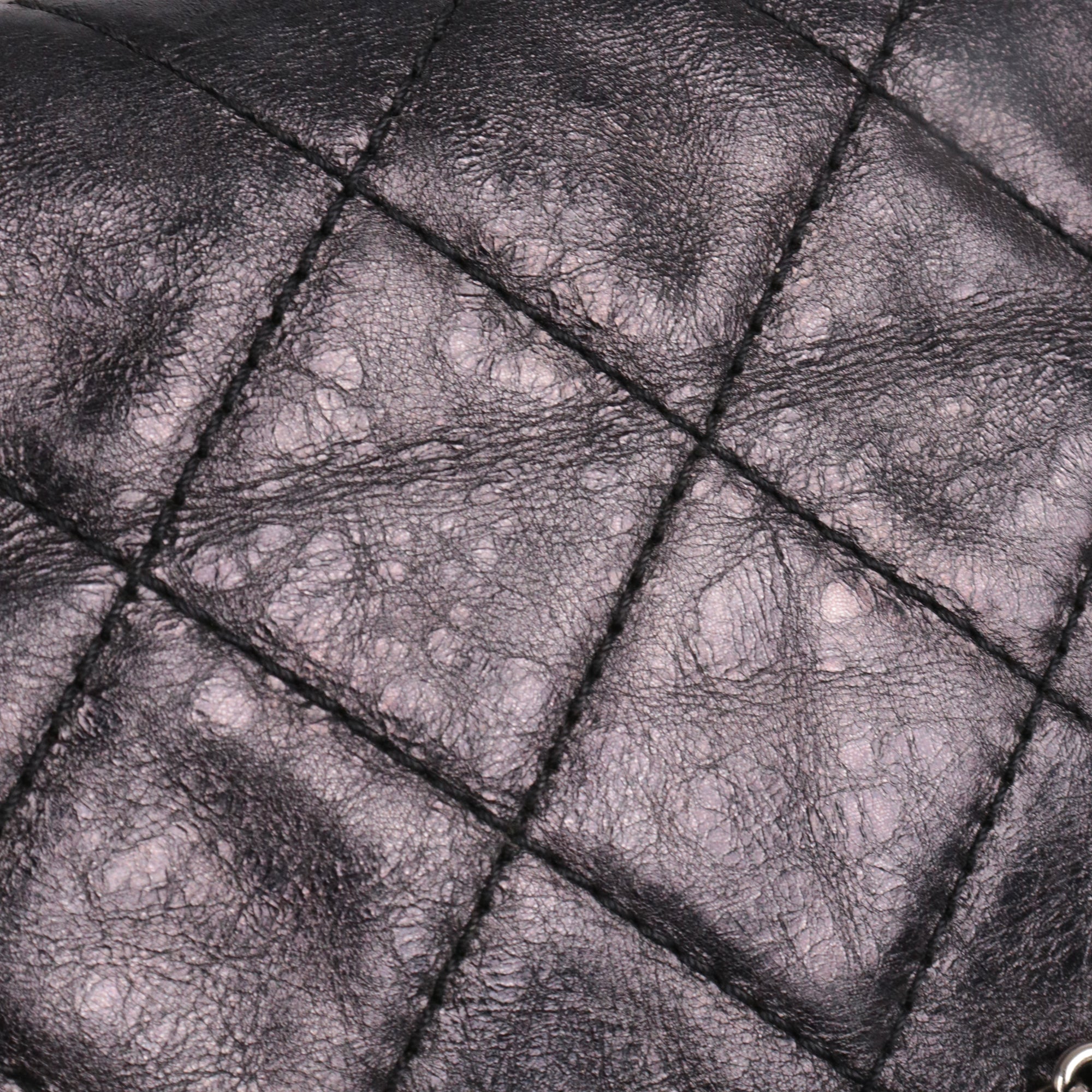 CHANEL - Sac à bandoulière 2.55 Chanel Maxi en cuir froissé noir