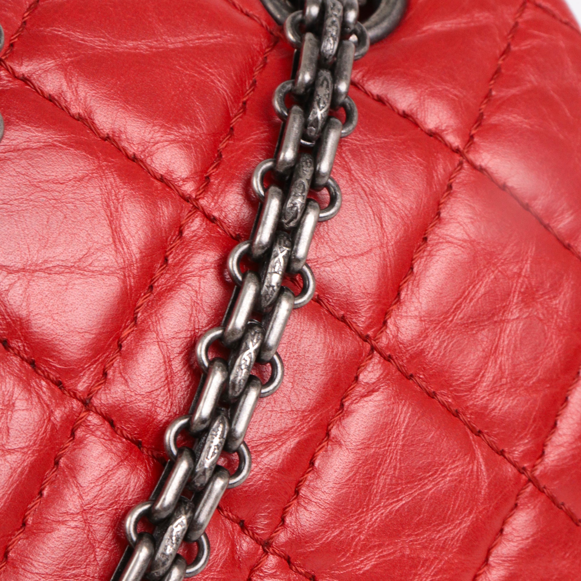 CHANEL - Sac à bandoulière 2.55 Chanel medium en cuir froissé rouge