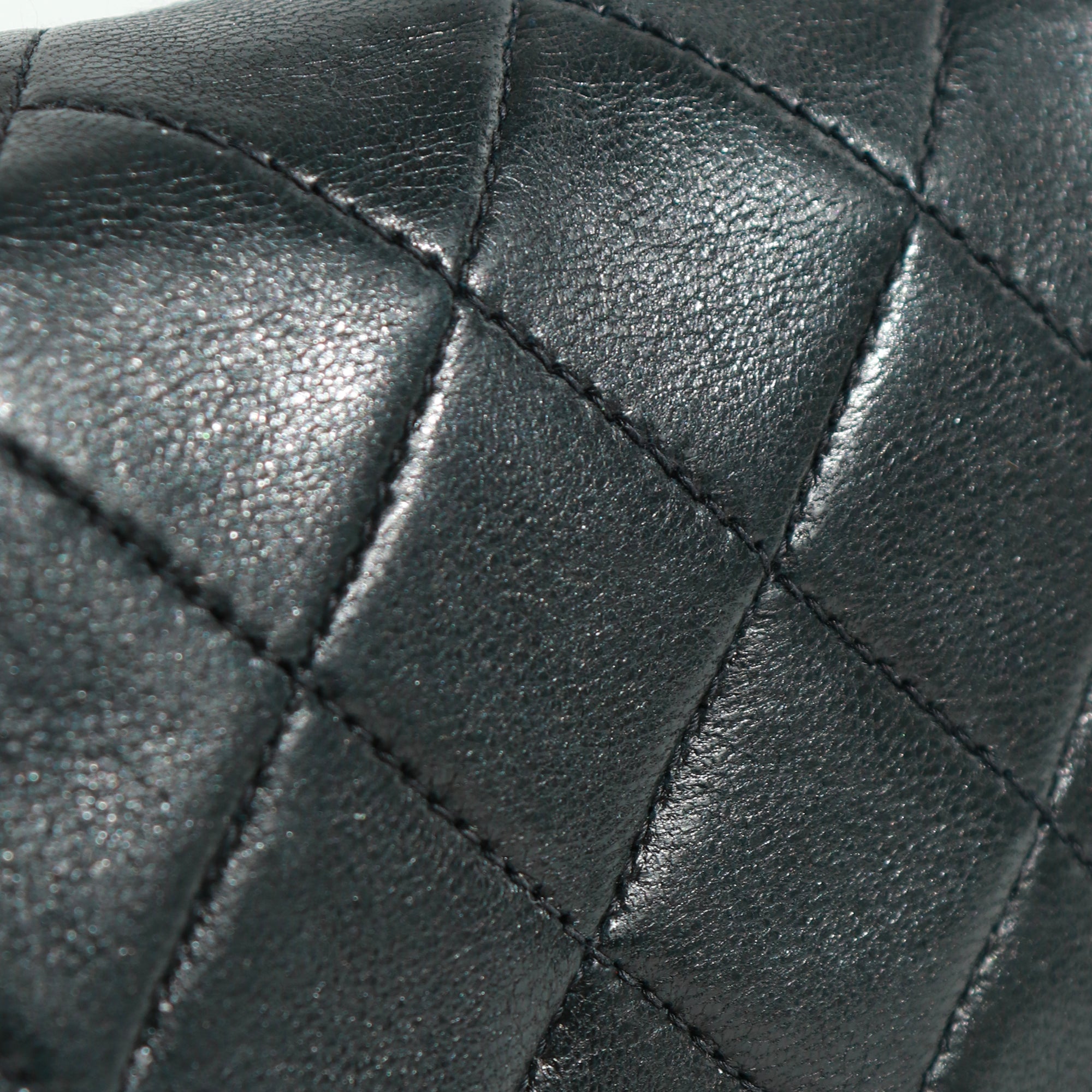 CHANEL - Sac à main Timeless 23 double flap en cuir matelassé noir vintage