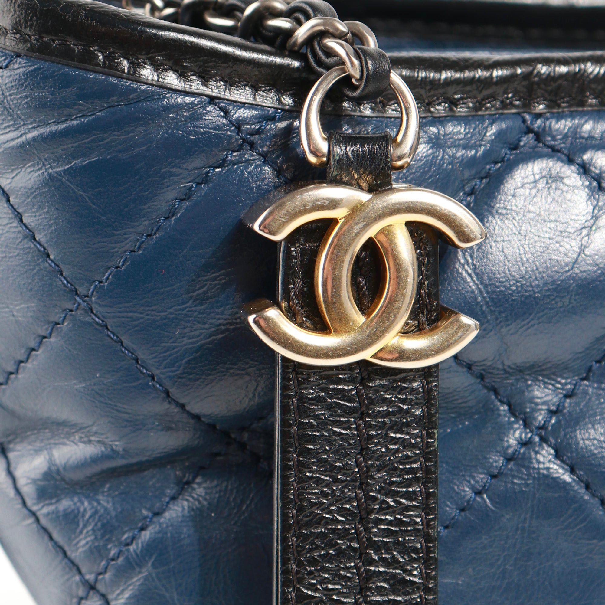 CHANEL - Sac à bandoulière Gabrielle medium en cuir bleu marine et noir