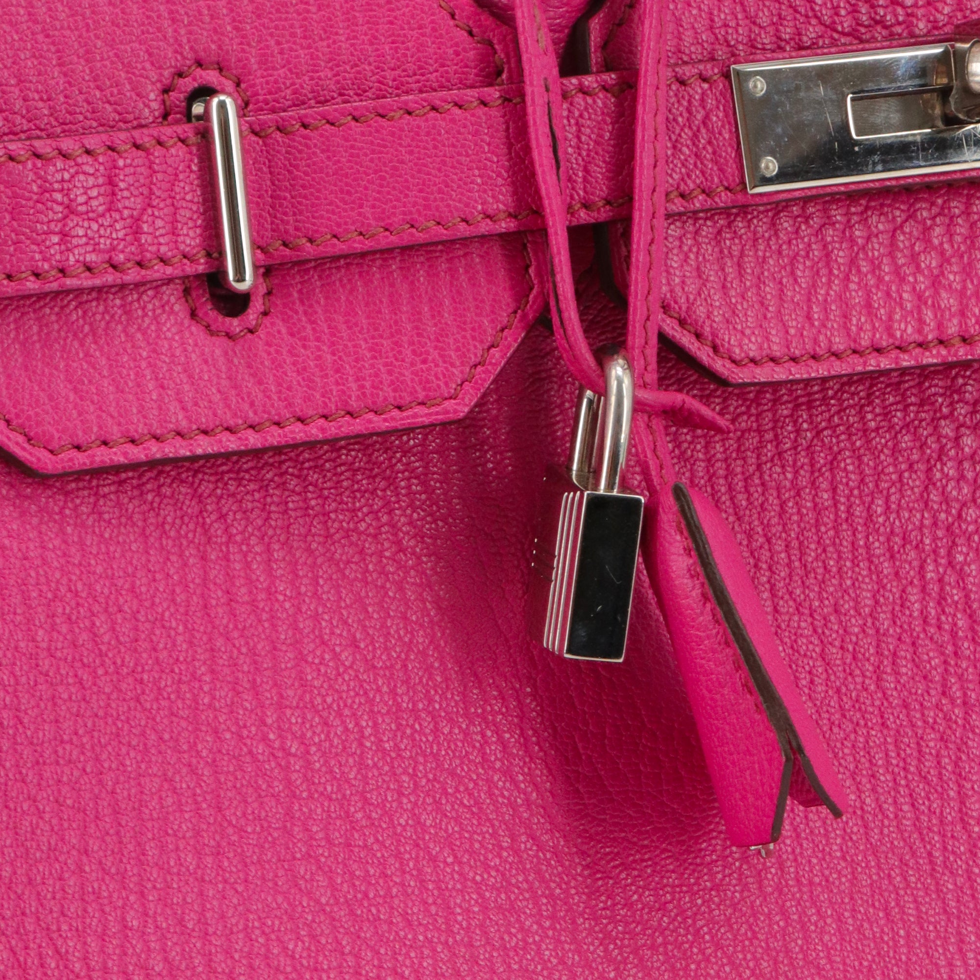 HERMÈS - Sac à main Haut à Courroie 30 Hermès en cuir grainé fuchsia