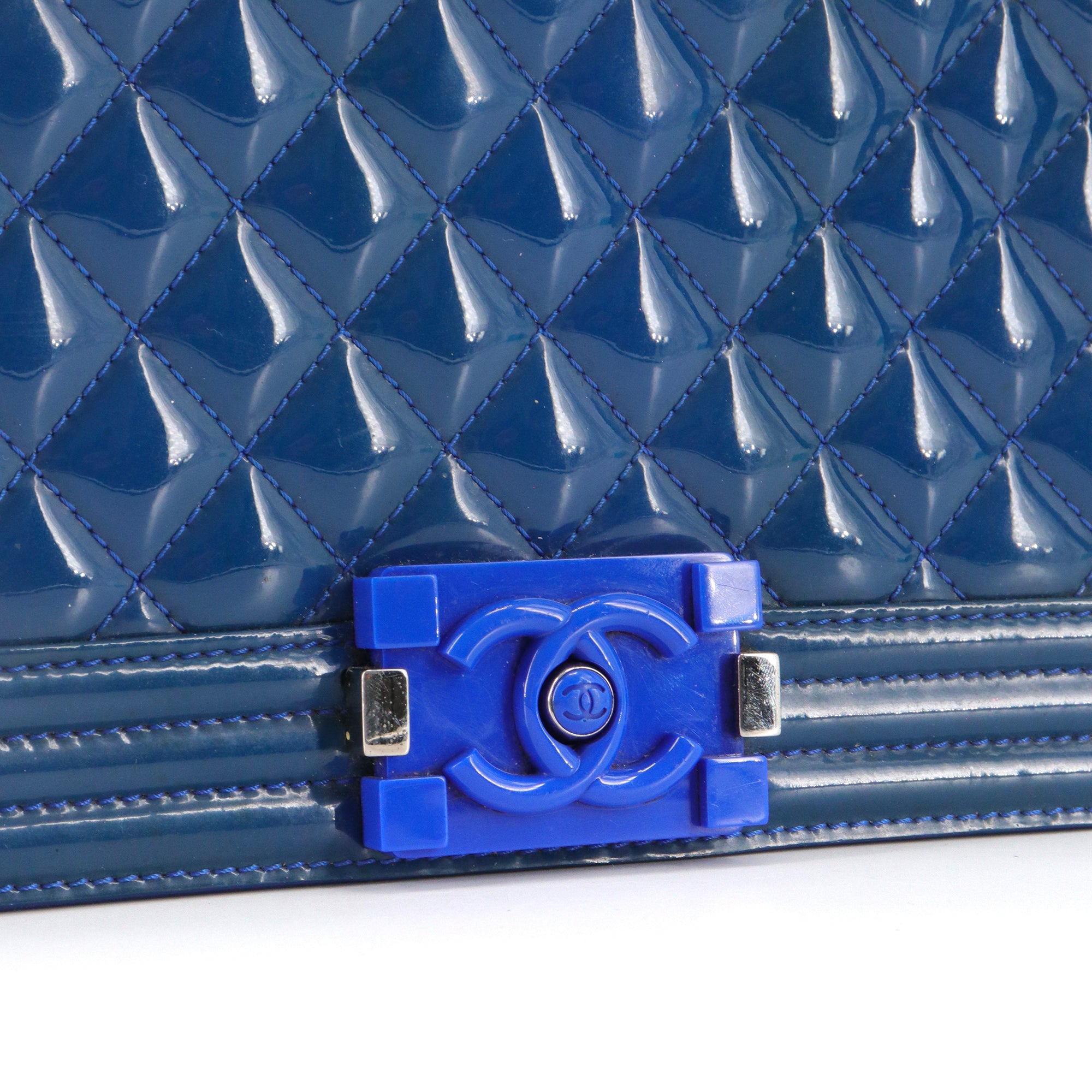 CHANEL - Sac à bandoulière Boy Chanel en cuir verni bleu