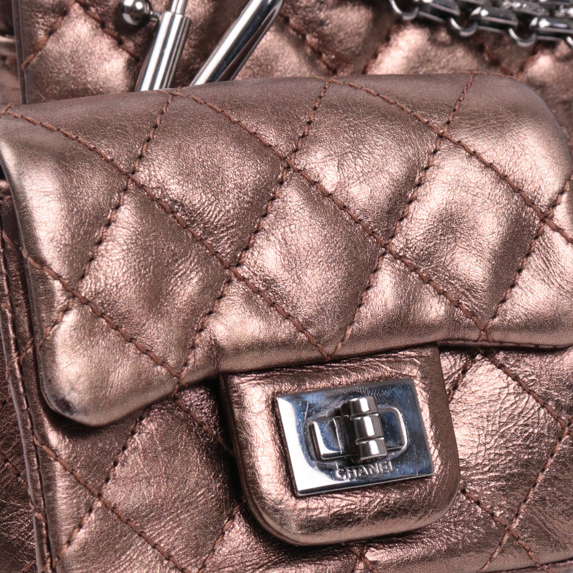 CHANEL - Sac à bandoulière 2.55 Cargo Chanel small en cuir froissé bronze
